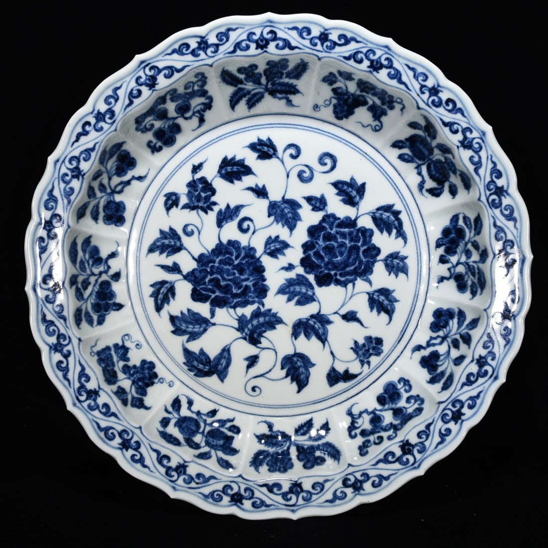Ming Dynasty Xuande blue and white peony porcelain plate: Size: Width 44 cm - Height 7.5 cm Materials: Porcelain Time Period: Ming dynasty Manufactured Date: Xuande Mark & Period Object: Chinese Antique ⛨ Purchase With Confidence ✔ Verifie
