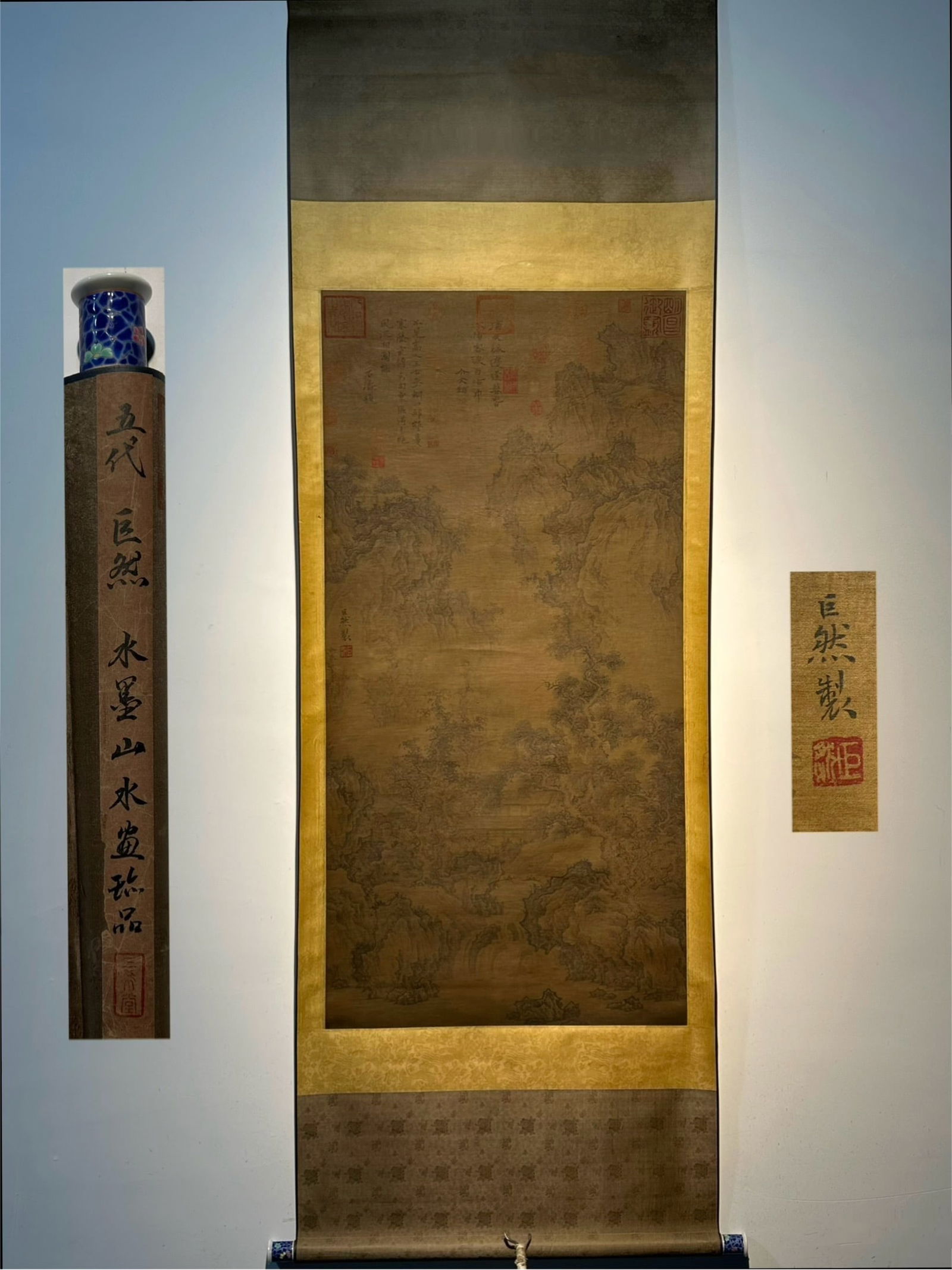 Chinese scroll painting Five Dynasties Juran: Size: Height 135 cm - Width 63 cm Materials: Silk Time Period: Five Dynasties Manufactured by: Juran Object: Chinese Antique A fine, hand-painted ink-on-silk scroll measuring four feet, executed in th
