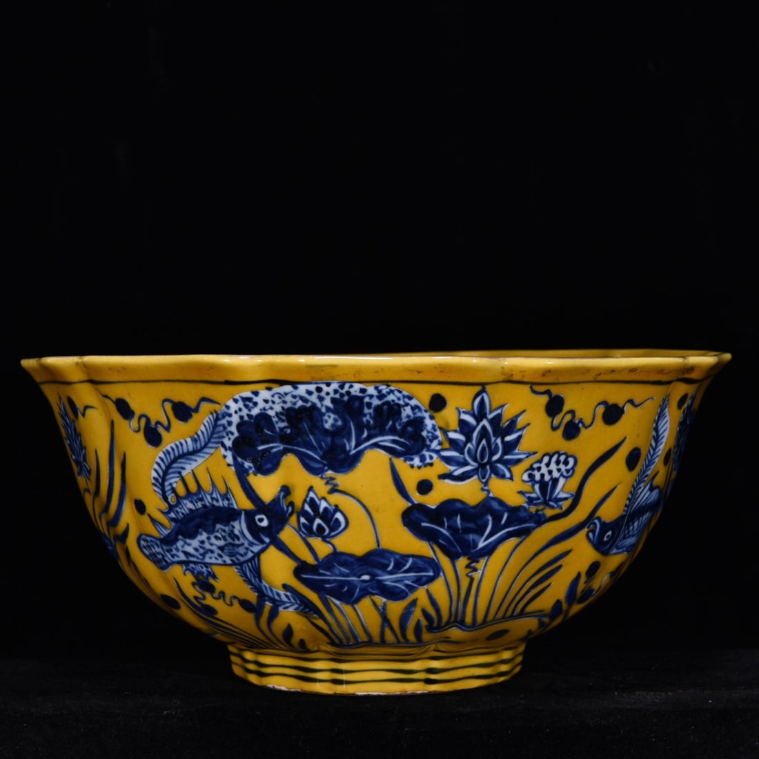 Ming Dynasty Xuande yellow ground blue and white fish and algae ten-edge bowl: Size: Width 22 cm - Height 11 cm Materials: Porcelain Time Period: Ming dynasty Manufactured Date: Xuande Mark & Period Object: Chinese Antique ⛨ Purchase With Confidence ✔ Verified
