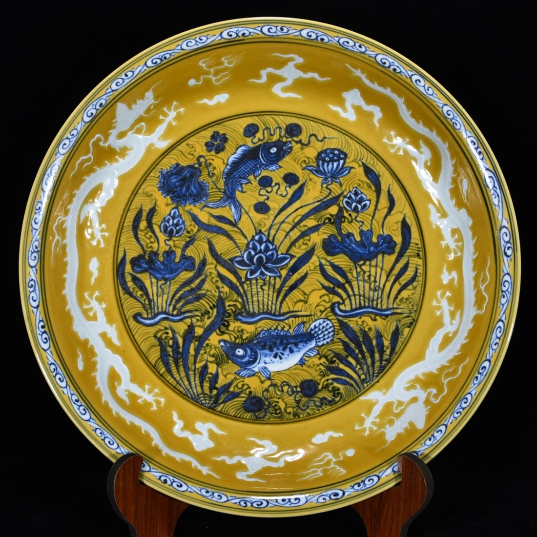 Ming Dynasty Xuande yellow ground blue and white fish and algae plate: Size: Width 40.5 cm - Height 6 cm Materials: Porcelain Time Period: Ming dynasty Manufactured Date: Xuande Mark & Period Object: Chinese Antique ⛨ Purchase With Confidence ✔ Verifie
