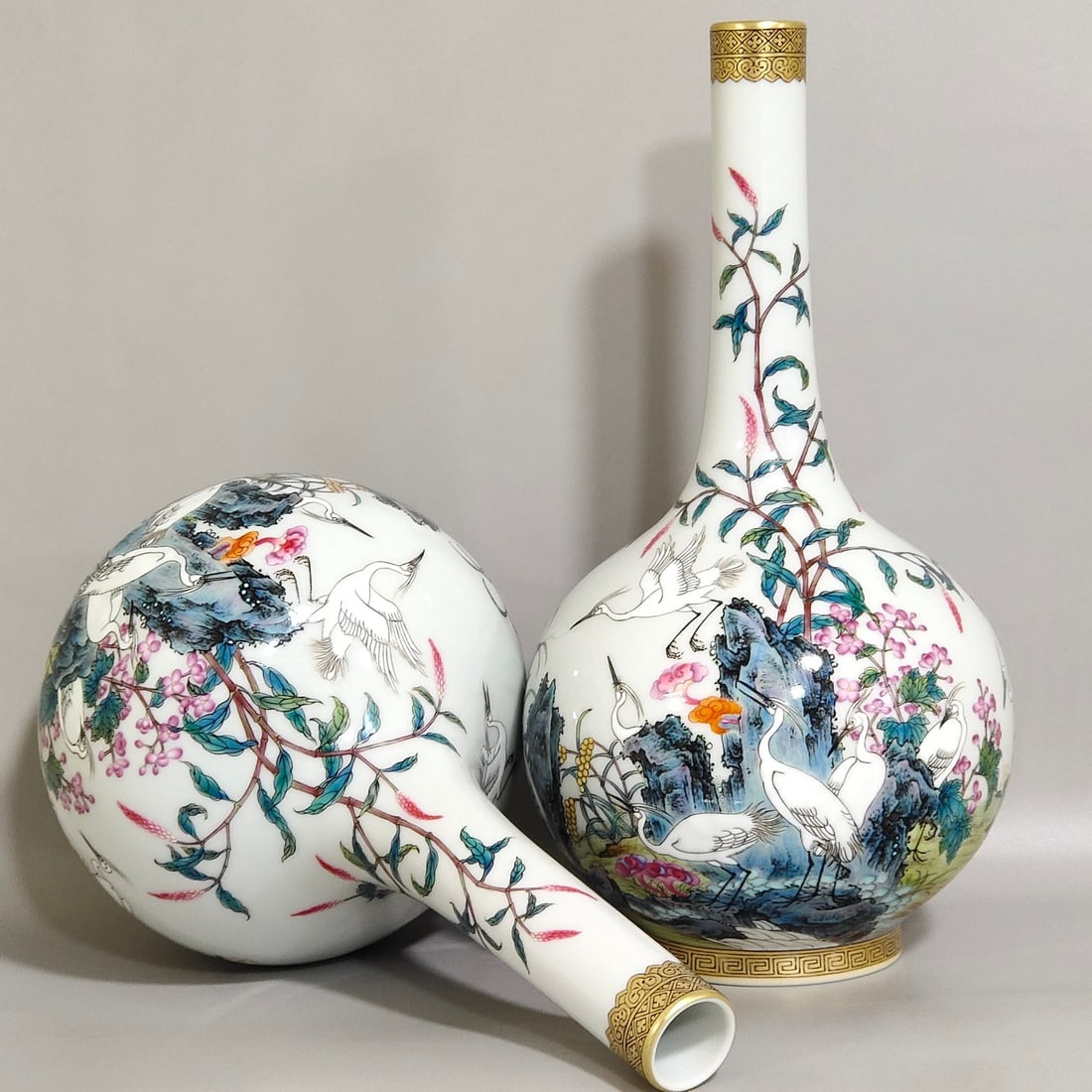 Chinese famille rose porcelain vase pair Qing dynasty Yongzheng Mark & Period: Size: Height 23 cm - Width 11.5 cm Materials: Porcelain Time Period: Qing dynasty Manufactured Date: Yongzheng Mark & Period Object: Chinese Antique ⛨ Purchase With Confidence ✔ Ver