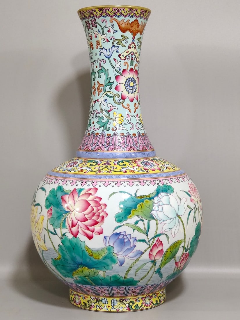 Chinese famille rose porcelain vase Qing dynasty Yongzheng Mark & Period: Size: Height 40 cm - Width 23 cm Materials: Porcelain Time Period: Qing dynasty Manufactured Date: Yongzheng Mark & Period Object: Chinese Antique ⛨ Purchase With Confidence ✔ Verif