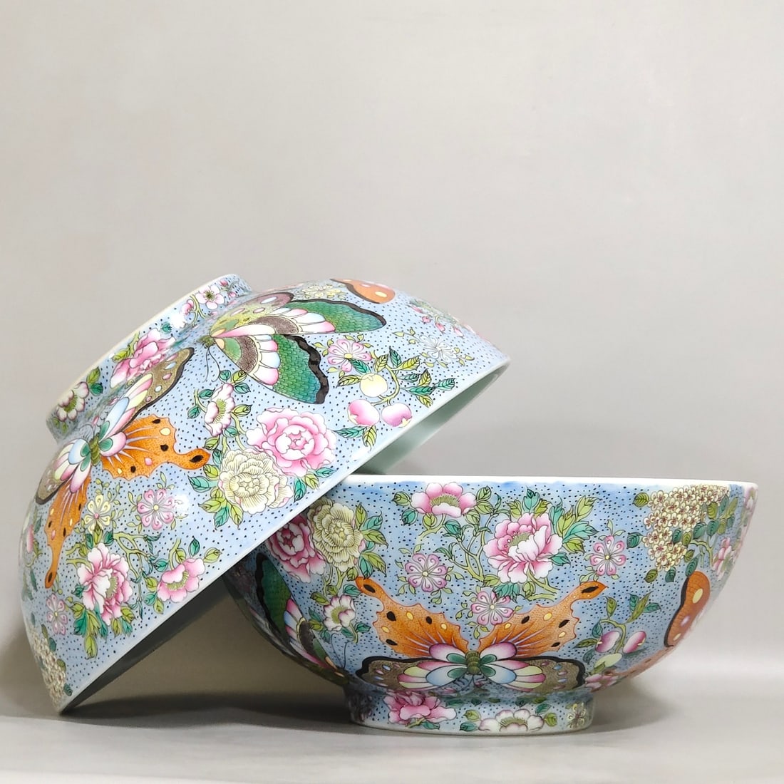 Chinese painted butterflies inside large bowl Yongzheng Emperor Qing Dynasty: Size: Width 20.2 cm - Height 8.8 cm Materials: Porcelain Time Period: Qing dynasty Manufactured Date: Yongzheng Mark & Period Object: Chinese Antique ⛨ Purchase With Confidence ✔ Ve