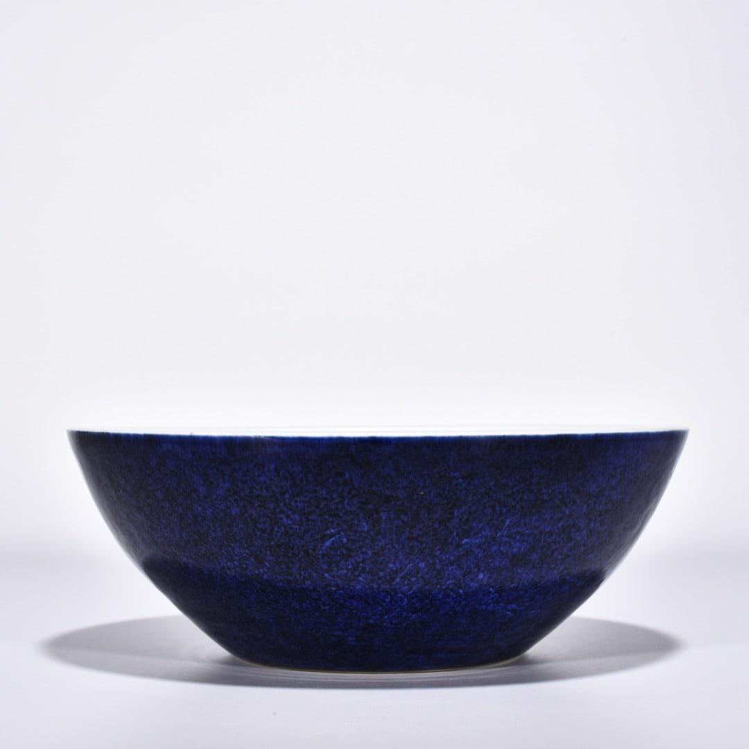 Ming Dynasty Xuande blue flower sprinkled blue glaze engraved dragon large alms bowl: Size: Width 26.5 cm - Height 9.3 cm Materials: Porcelain Time Period: Ming dynasty Manufactured Date: Xuande Mark & Period Object: Chinese Antique ⛨ Purchase With Confidence ✔ Verif