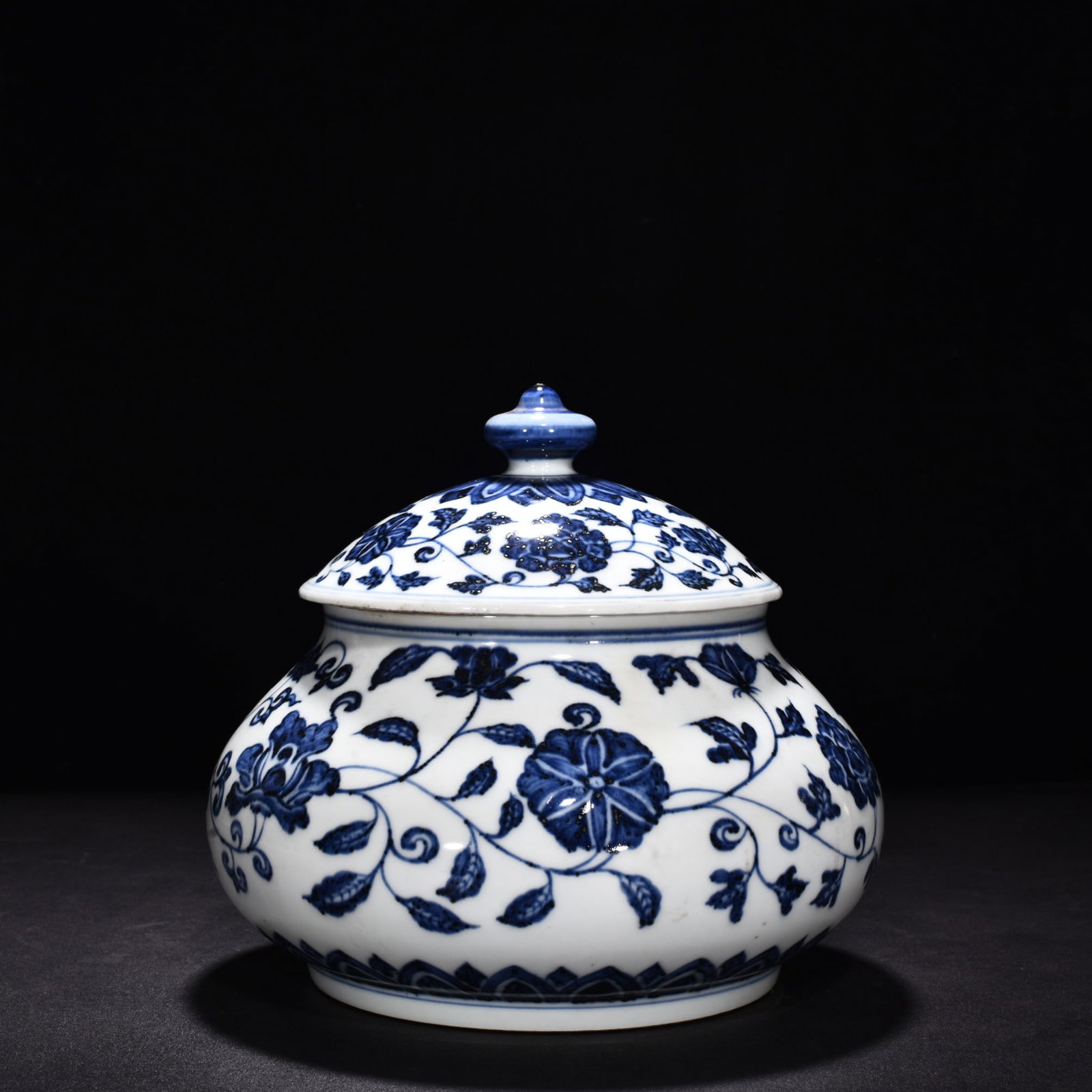 Ming Dynasty Xuande blue and white flower porcelain lid jar: Size: Height 19.5 cm - Width 20.5 cm Materials: Porcelain Time Period: Ming dynasty Manufactured Date: Xuande Mark & Period Object: Chinese Antique ⛨ Purchase With Confidence ✔ Veri