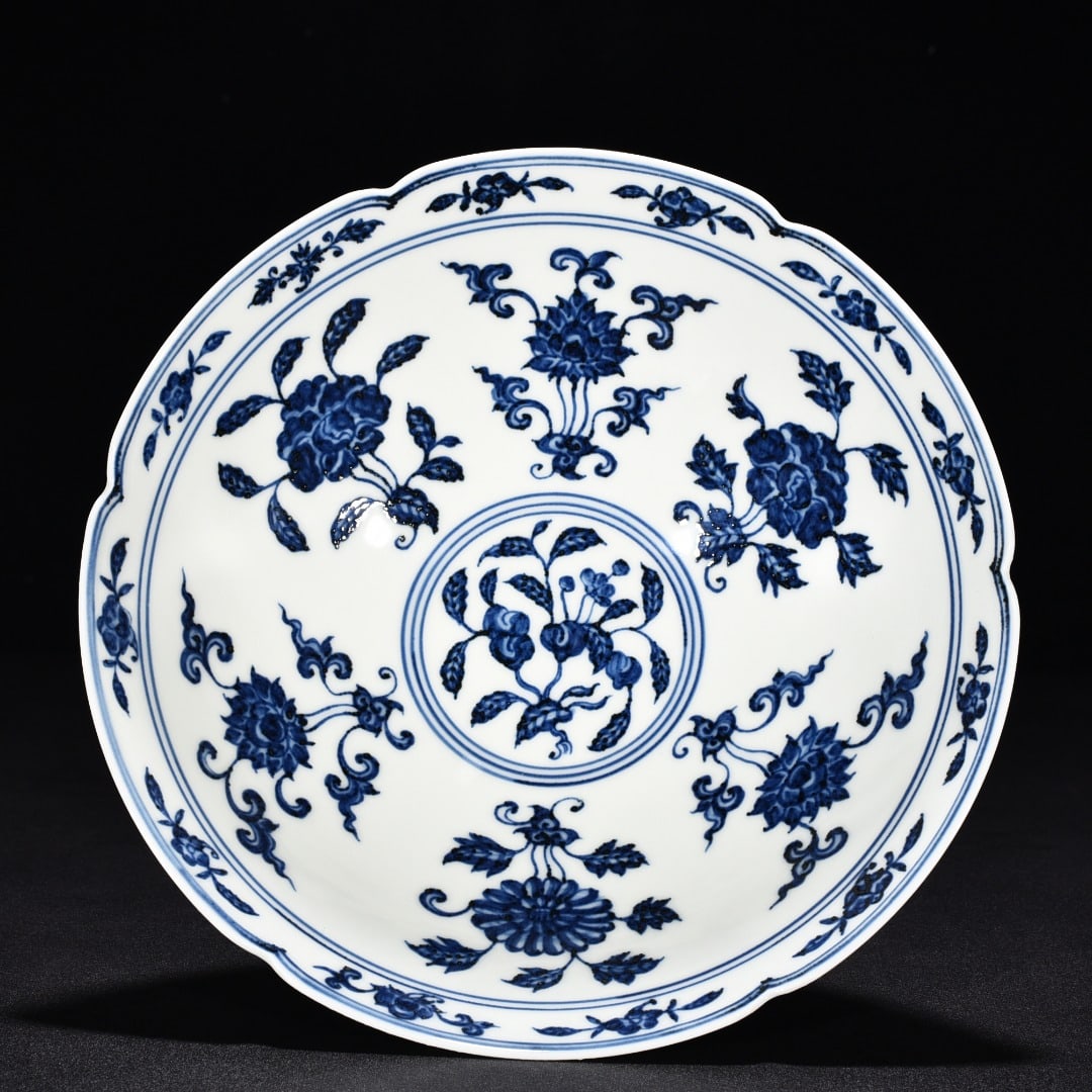 Ming Dynasty Xuande blue and white flower and fruit porcelain bowl: Size: Width 22.2 cm - Height 7.5 cm Materials: Porcelain Time Period: Ming dynasty Manufactured Date: Xuande Mark & Period Object: Chinese Antique ⛨ Purchase With Confidence ✔ Verif