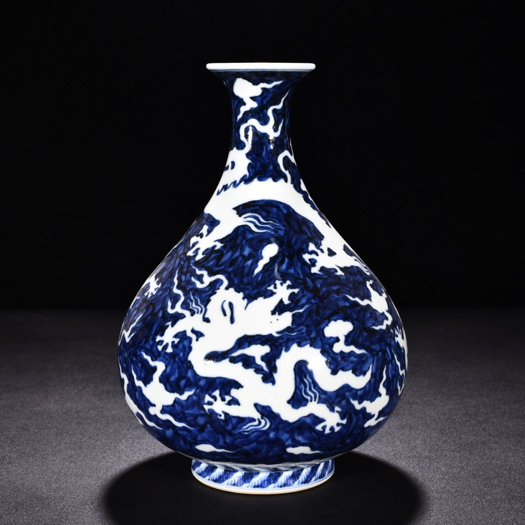 Ming Dynasty Xuande blue and white blue engraved dragon jade pot spring vase: Size: Height 26.5 cm - Width 18.5 cm Materials: Porcelain Time Period: Ming dynasty Manufactured Date: Xuande Mark & Period Object: Chinese Antique ⛨ Purchase With Confidence ✔ Veri