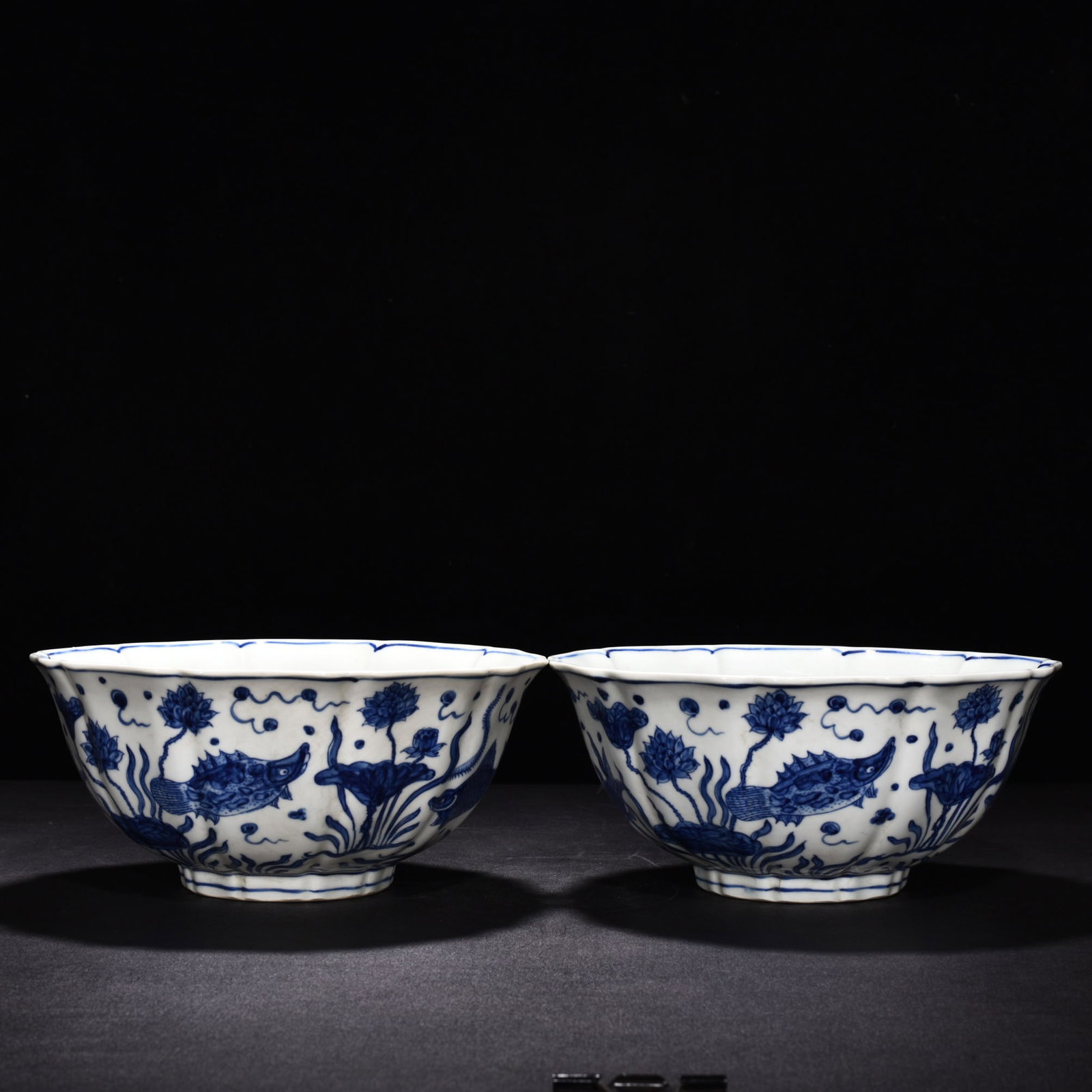 Ming Dynasty Xuande blue and white fish and algae ten-edge bowl: Size: Width 22.5 cm - Height 7.5 cm Materials: Porcelain Time Period: Ming dynasty Manufactured Date: Xuande Mark & Period Object: Chinese Antique ⛨ Purchase With Confidence ✔ Verif
