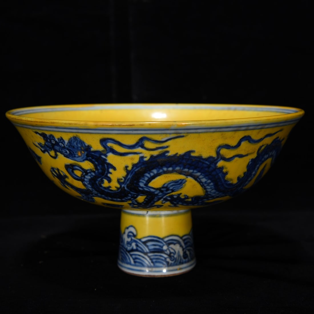 Ming Dynasty Xuande yellow ground blue and white dragon and phoenix tall bowl: Size: Width 20.5 cm - Height 9.8 cm Materials: Porcelain Time Period: Ming dynasty Manufactured Date: Xuande Mark & Period Object: Chinese Antique ⛨ Purchase With Confidence ✔ Verif