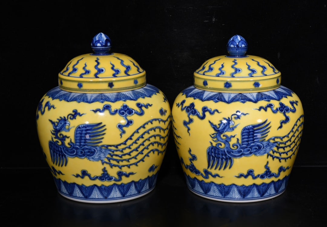 Ming Dynasty Chenghua yellow ground blue and white phoenix lid jar: Size: Height 18.5 cm - Width 15 cm Materials: Porcelain Time Period: Qing dynasty Manufactured Date: Yongzheng Mark & Period Object: Chinese Antique ⛨ Purchase With Confidence ✔ Ver