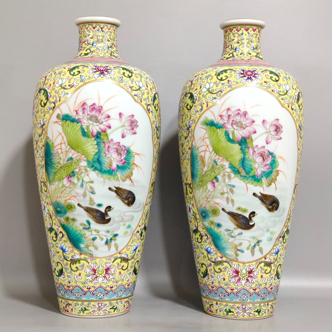 Chinese famille rose porcelain vase pair Qing dynasty Yongzheng Mark & Period: Size: Height 33 cm - Width 15 cm Materials: Porcelain Time Period: Qing dynasty Manufactured Date: Yongzheng Mark & Period Object: Chinese Antique ⛨ Purchase With Confidence ✔ Verif