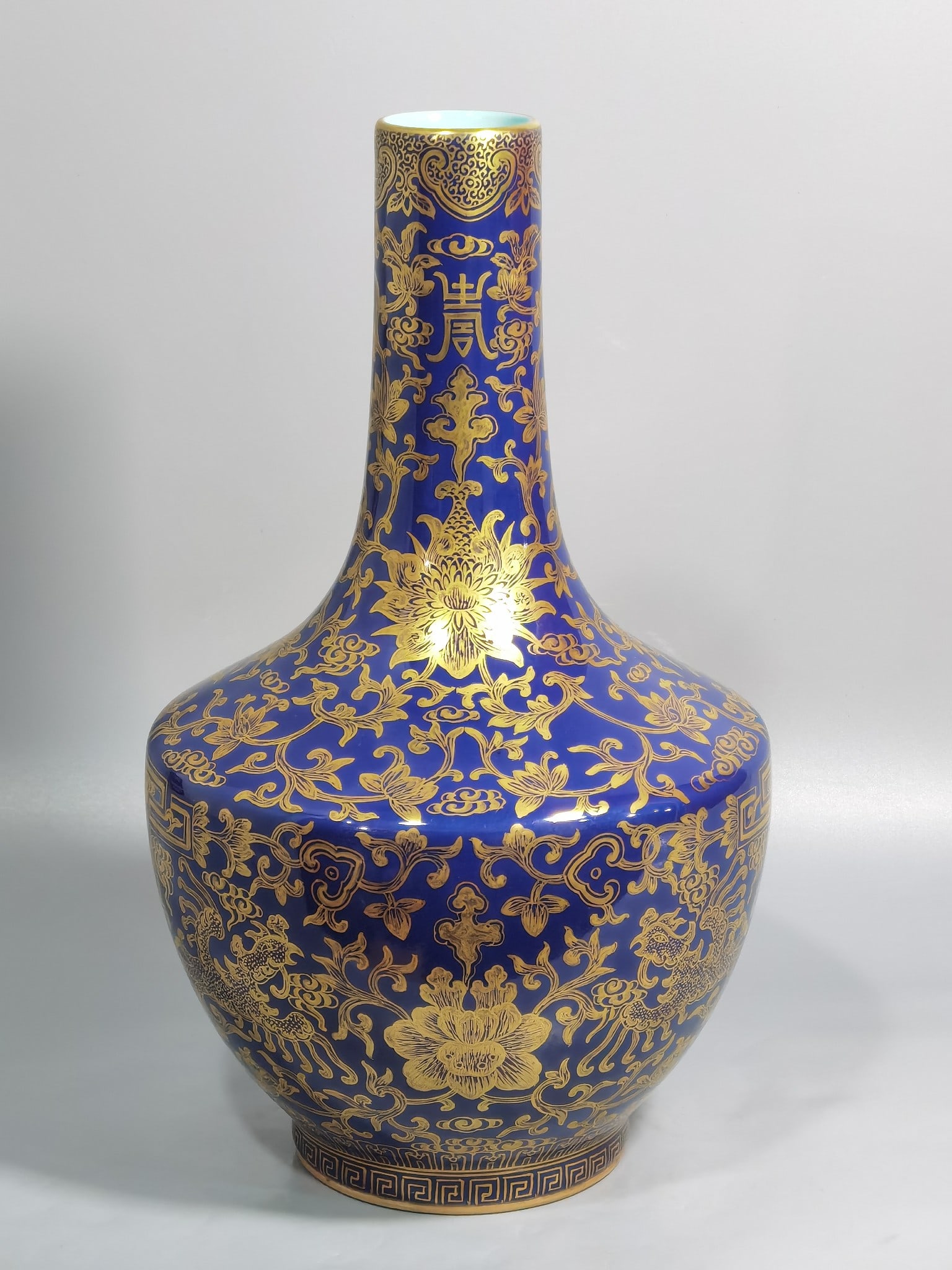 Chinese shepherd's purse blue glaze painted gold phoenixes and intertwined branches Jiaqing Mark: Size: Height 32.5 cm - Width 19 cm Materials: Porcelain Time Period: Qing dynasty Manufactured Date: Jiaqing Mark & Period Object: Chinese Antique ⛨ Purchase With Confidence ✔ Verif