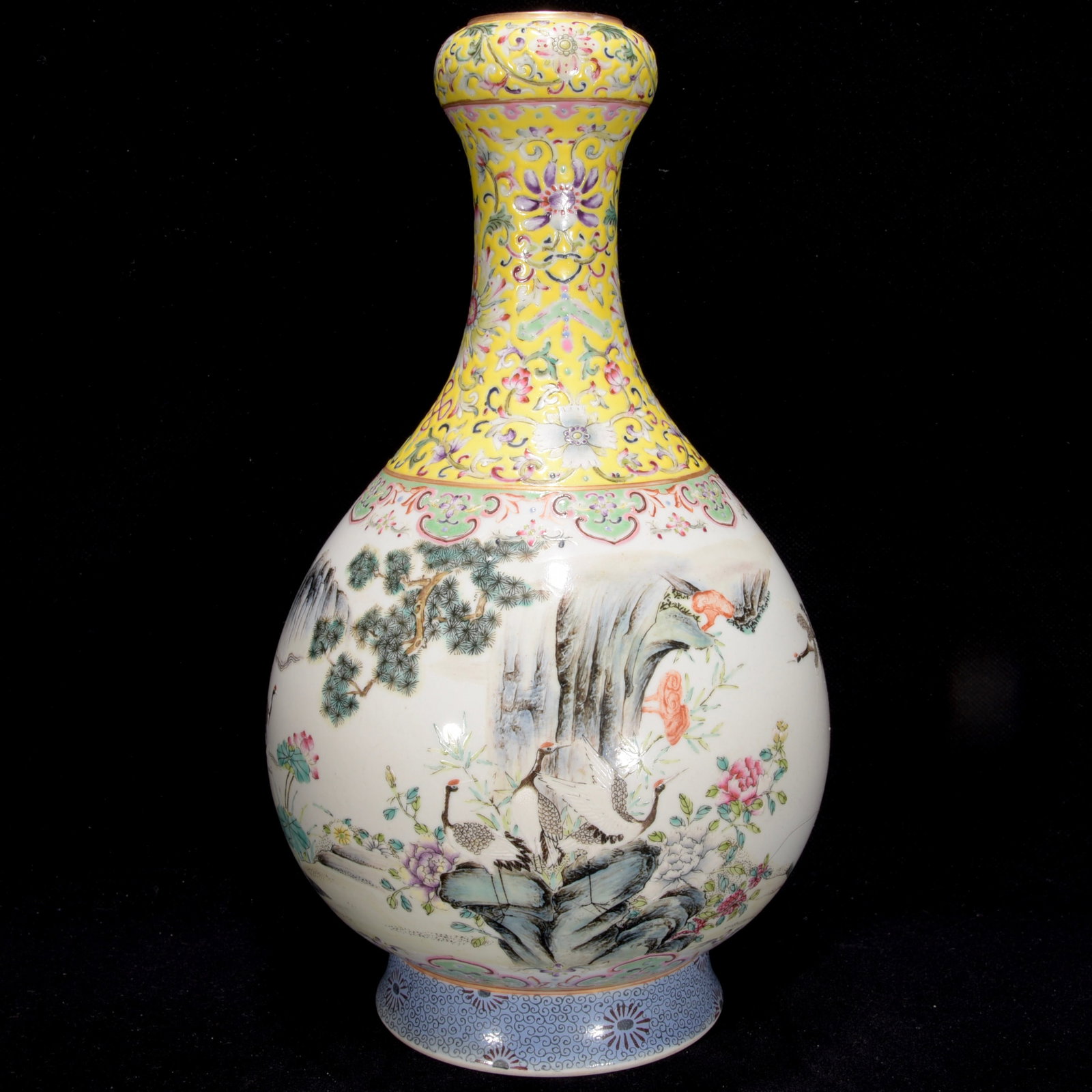 Chinese famille rose porcelain vase Qing dynasty Daoguang Mark & Period: Size: Height 30 cm - Width 17 cm Materials: Porcelain Time Period: Qing dynasty Manufactured Date: Daoguang Mark & Period Object: Chinese Antique ⛨ Purchase With Confidence ✔ Verifi