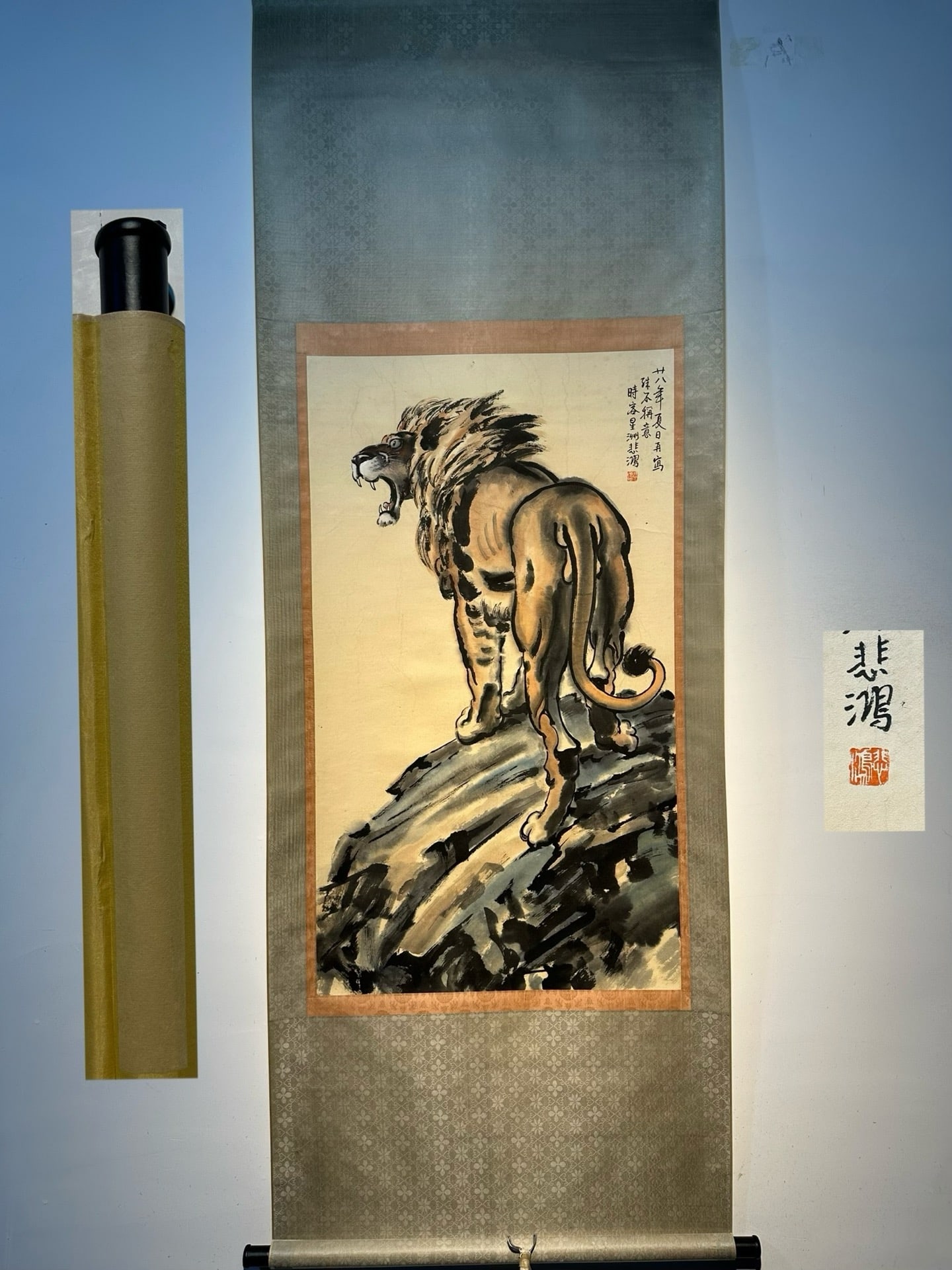 Chinese scroll painting Qing dynasty Xu Beihong: Size: Height 114 cm - Width 65 cm Materials: Silk Time Period: Qing dynasty Manufactured by: Xu Beihong Object: Chinese Antique A masterpiece hand-painted by Xu Beihong, *The Majestic Lion* features e