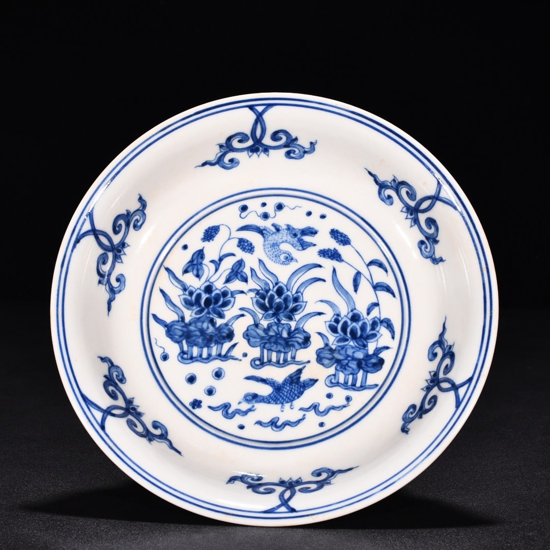 Ming Dynasty Chenghua red-bodied blue and white mandarin duck plate: Size: Width 16.8 cm - Height 4 cm Materials: Porcelain Time Period: Ming dynasty Manufactured Date: Chenghua Mark & Period Object: Chinese Antique ⛨ Purchase With Confidence ✔ Verif