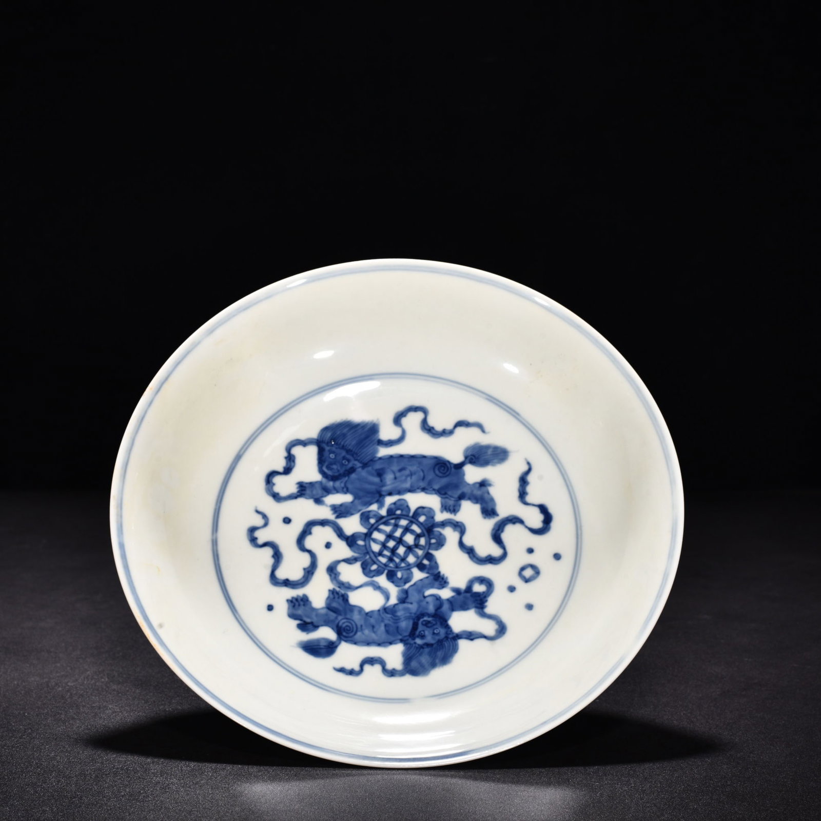 Ming Dynasty Chenghua blue and white double lion hydrangea dish: Size: Width 22.2 cm - Height 5 cm Materials: Porcelain Time Period: Ming dynasty Manufactured Date: Chenghua Mark & Period Object: Chinese Antique ⛨ Purchase With Confidence ✔ Verif