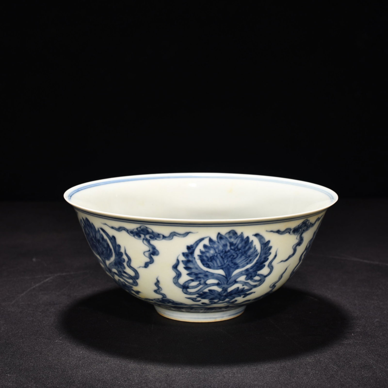 Ming Dynasty Chenghua blue and white elephant and flower palace bowl: Size: Width 15.5 cm - Height 7 cm Materials: Porcelain Time Period: Ming dynasty Manufactured Date: Chenghua Mark & Period Object: Chinese Antique ⛨ Purchase With Confidence ✔ Verif
