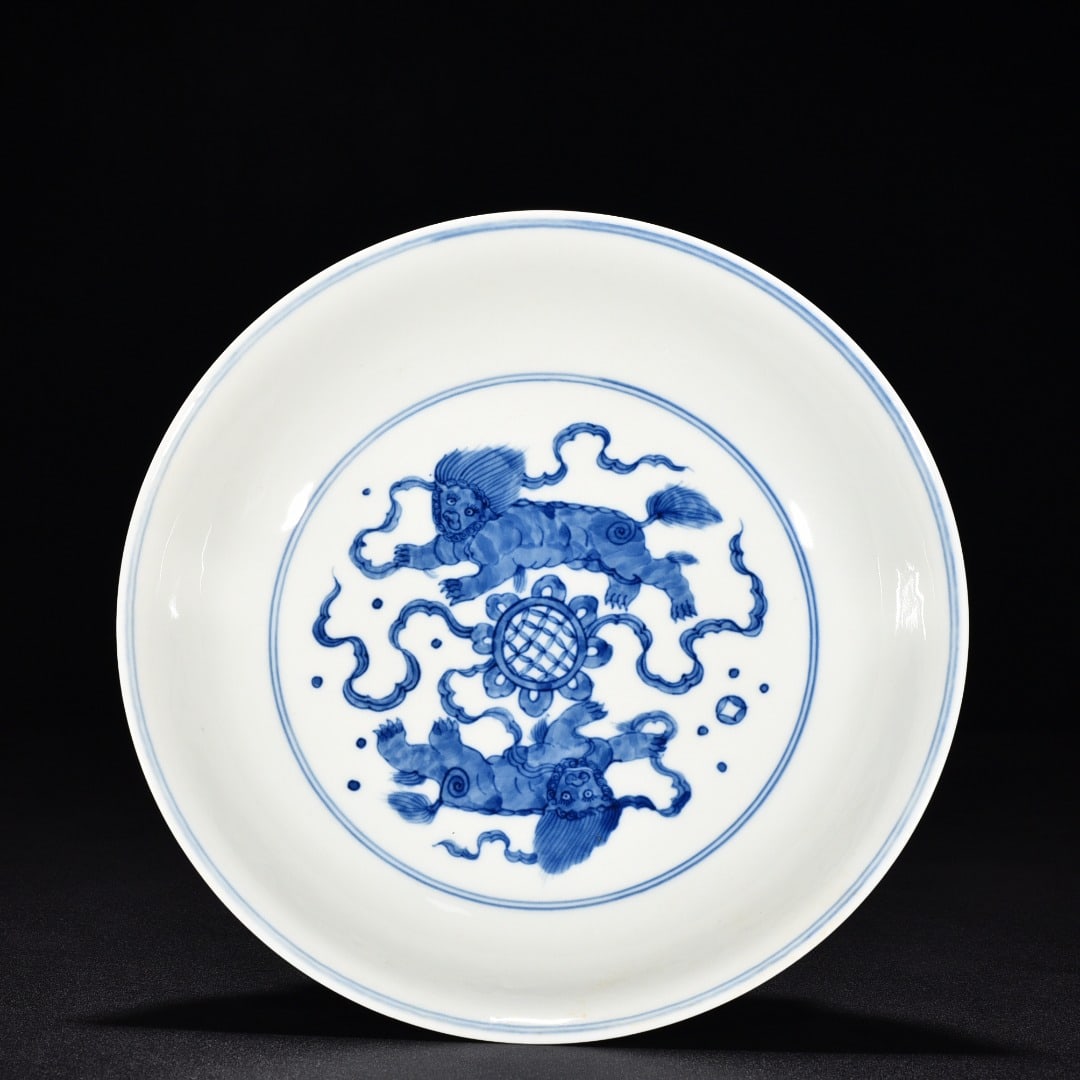 Ming Dynasty Chenghua blue and white lion hydrangea dish: Size: Width 22.5 cm - Height 5 cm Materials: Porcelain Time Period: Ming dynasty Manufactured Date: Chenghua Mark & Period Object: Chinese Antique ⛨ Purchase With Confidence ✔ Verif