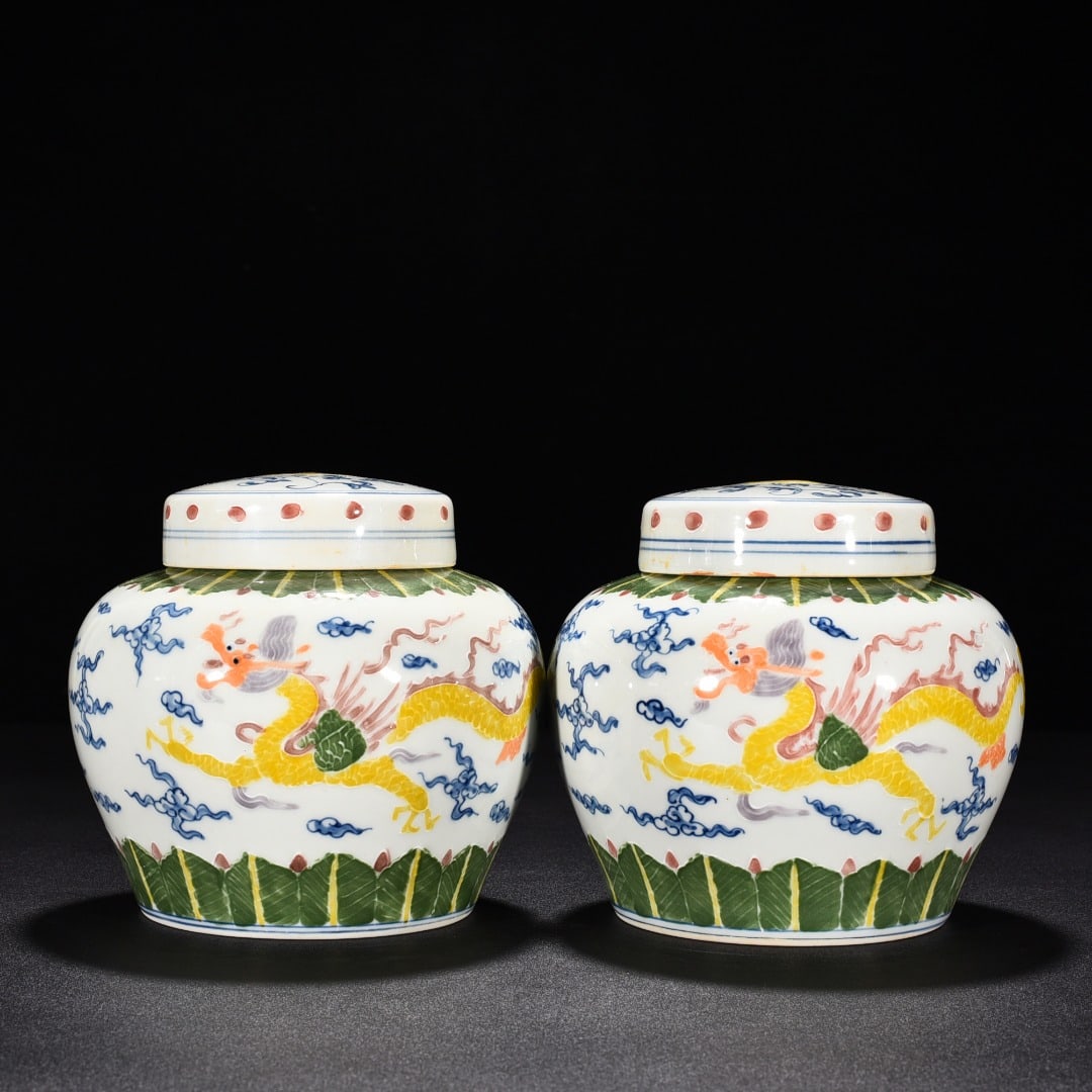 Ming Dynasty Chenghua blue and white enamel with colorful pterodactyl jar: Size: Height 13 cm - Width 13.5 cm Materials: Porcelain Time Period: Ming dynasty Manufactured Date: Chenghua Mark & Period Object: Chinese Antique ⛨ Purchase With Confidence ✔ Veri