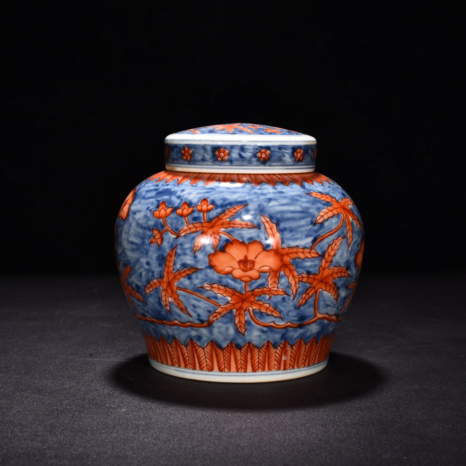 Ming Dynasty Chenghua blue and white alum red flower lid jar: Size: Height 15 cm - Width 16.5 cm Materials: Porcelain Time Period: Ming dynasty Manufactured Date: Chenghua Mark & Period Object: Chinese Antique ⛨ Purchase With Confidence ✔ Veri