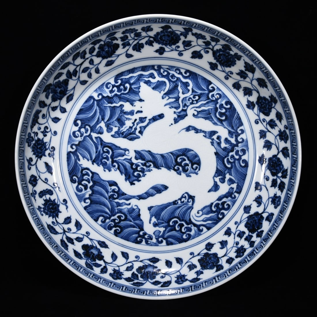 Ming Dynasty Yongle blue and white sea dragon porcelian plate: Size: Width 42.2 cm - Height 8 cm Materials: Porcelain Time Period: Ming dynasty Manufactured Date: Yongle Mark & Period Object: Chinese Antique ⛨ Purchase With Confidence ✔ Verifie