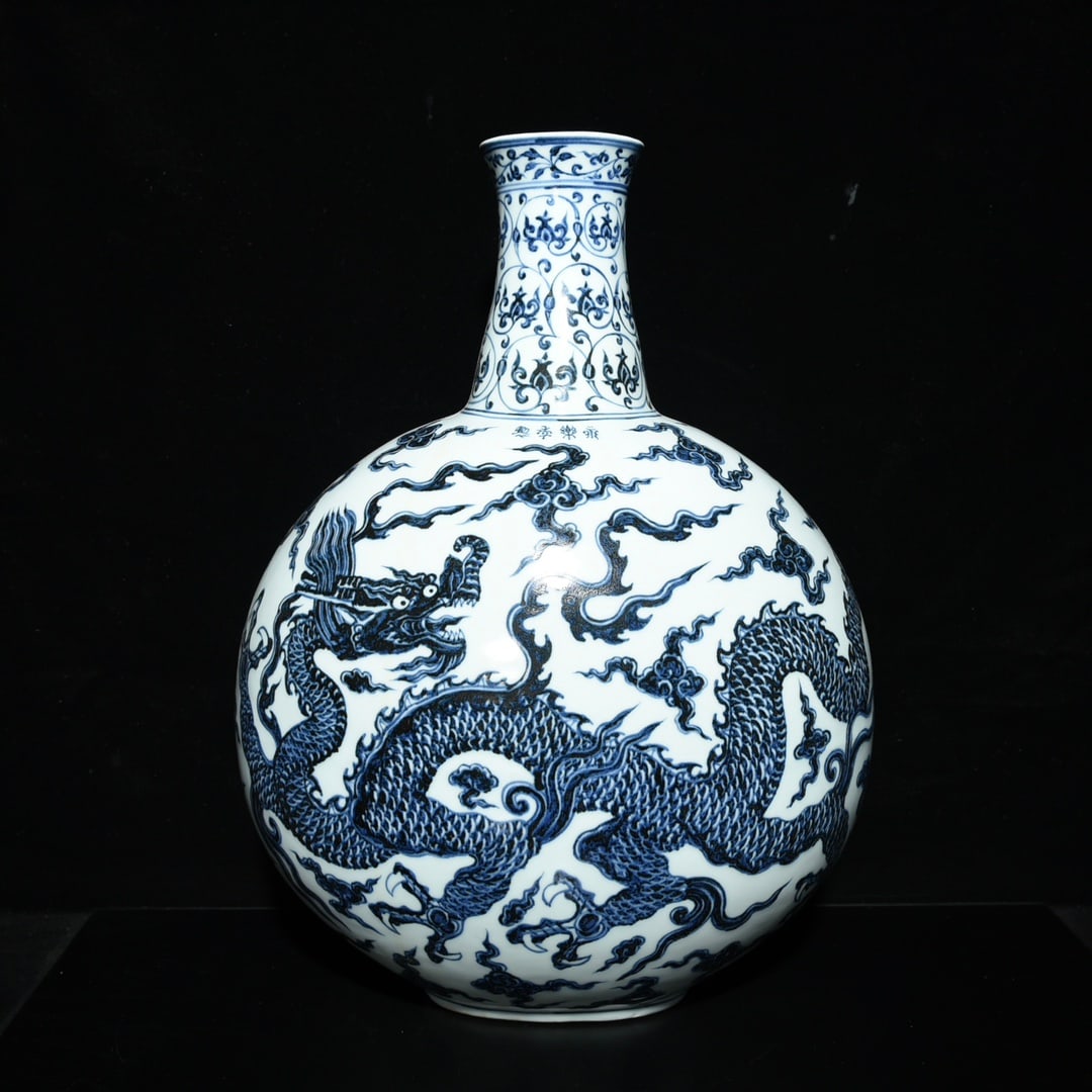 Ming Dynasty Yongle blue and white dragon porcelain flat bottle: Size: Height 45 cm - Width 36 cm Materials: Porcelain Time Period: Ming dynasty Manufactured Date: Yongle Mark & Period Object: Chinese Antique ⛨ Purchase With Confidence ✔ Verified