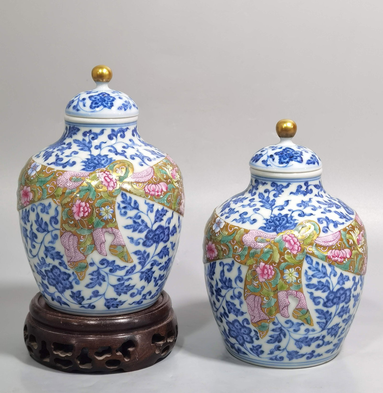 Yongzheng period Qing Dynasty blue and white pastel gold ground floral baggage lid jar: Size: Height 14 cm - Width 4.2 cm Materials: Porcelain Time Period: Qing dynasty Manufactured Date: Yongzheng Mark & Period Object: Chinese Antique ⛨ Purchase With Confidence ✔ Veri