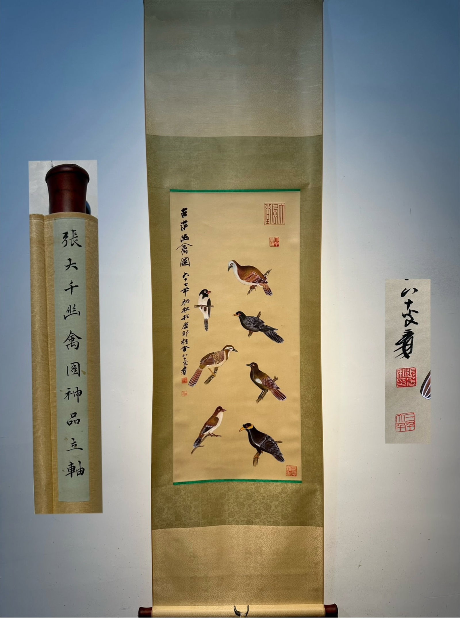 Chinese scroll painting Qing dynasty Zhang Daqian: Size: Height 100 cm - Width 45 cm Materials: Silk Time Period: Qing dynasty Manufactured by: Zhang Daqian Object: Chinese Antique Zhang Daqian’s *Silent Bird* is an exquisite, hand-painted masterpie