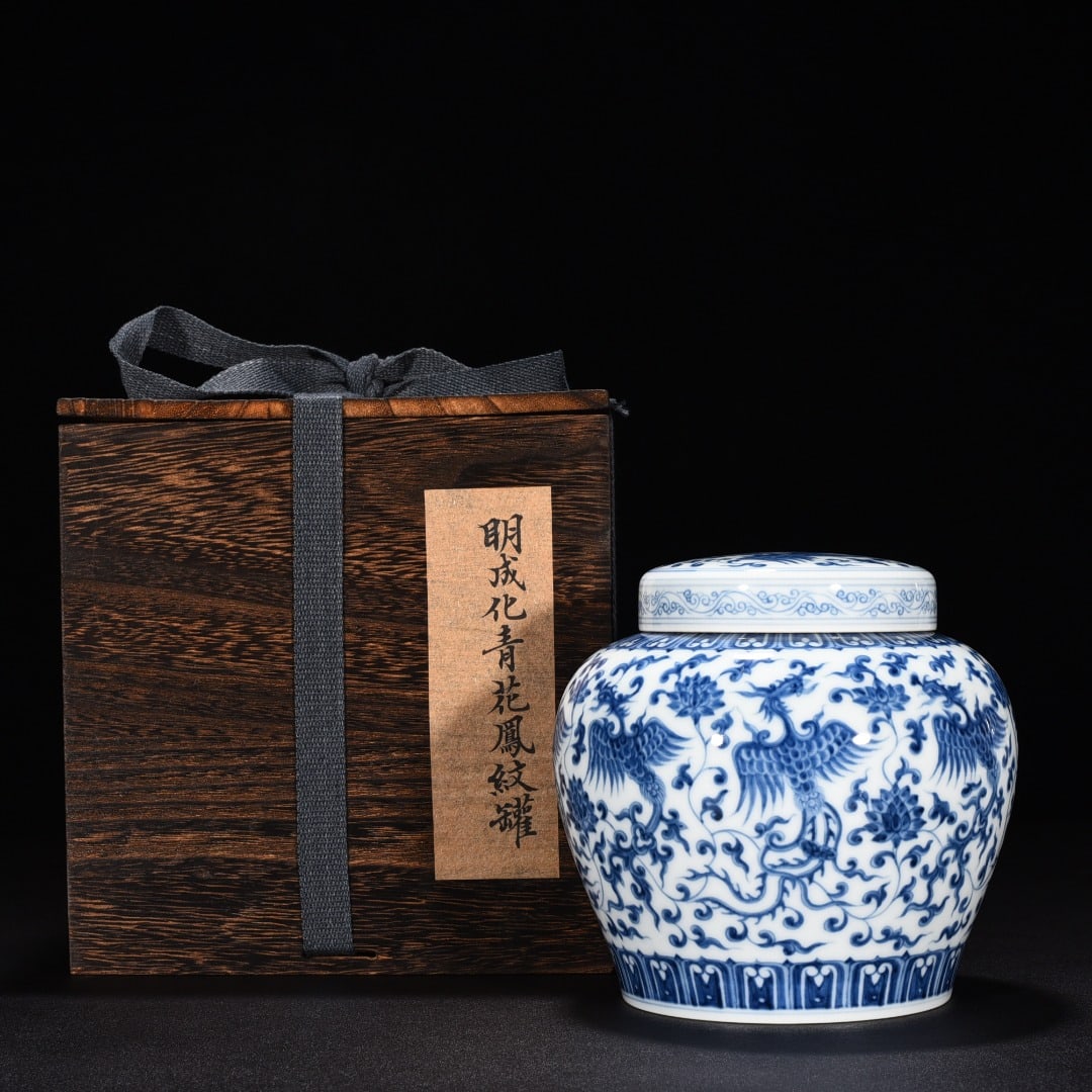 Ming Dynasty Chenghua blue and white flower and phoenix covered jar: Size: Height 13.8 cm - Width 14 cm Materials: Porcelain Time Period: Ming dynasty Manufactured Date: Chenghua Mark & Period Object: Chinese Antique ⛨ Purchase With Confidence ✔ Veri