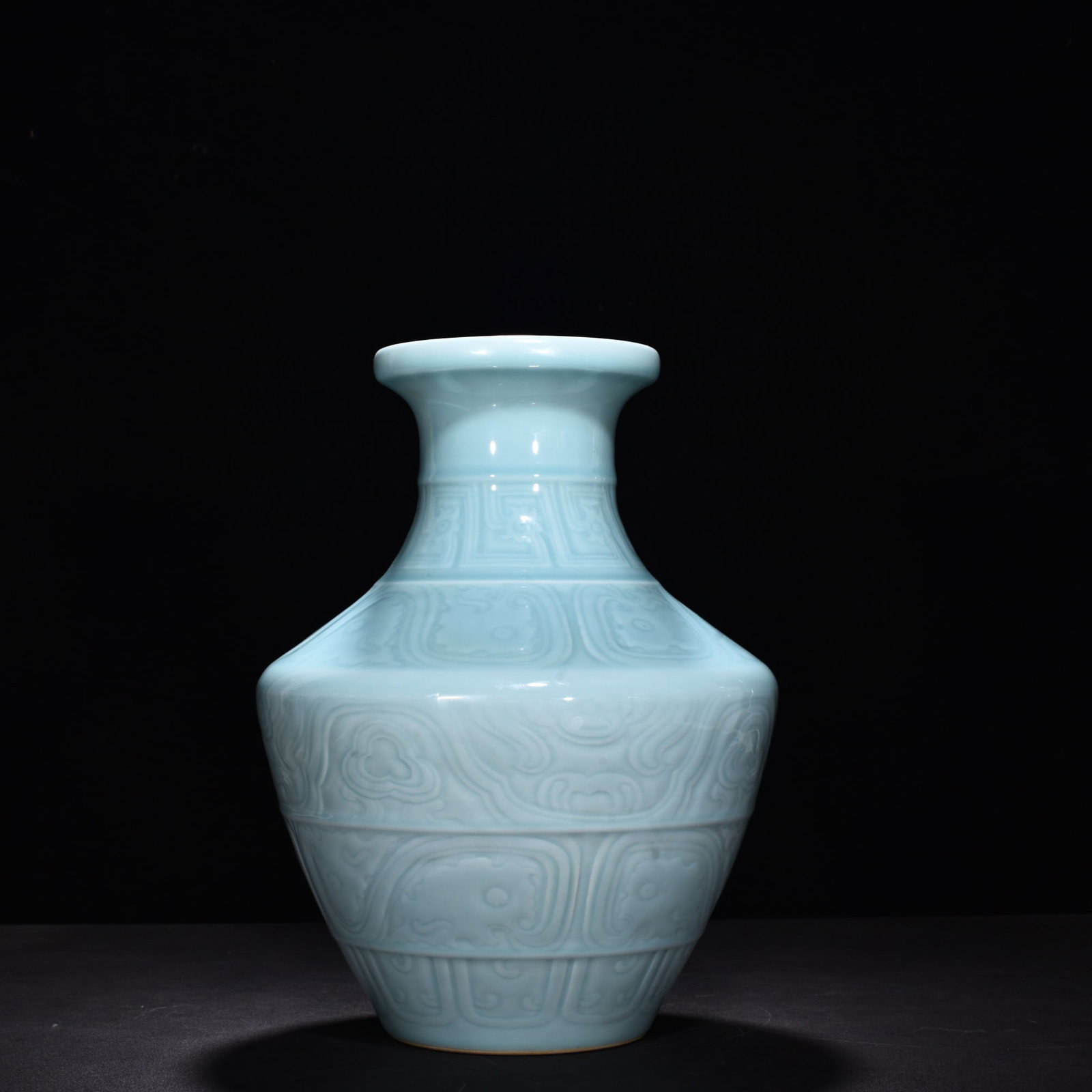 Qing Dynasty Qianlong pink celadon glaze dragon plate-mouth bottle: Size: Height 35.5 cm - Width 20.5 cm Materials: Porcelain Time Period: Qing dynasty Manufactured Date: Qianlong Mark & Period Object: Chinese Antique ⛨ Purchase With Confidence ✔ Ve