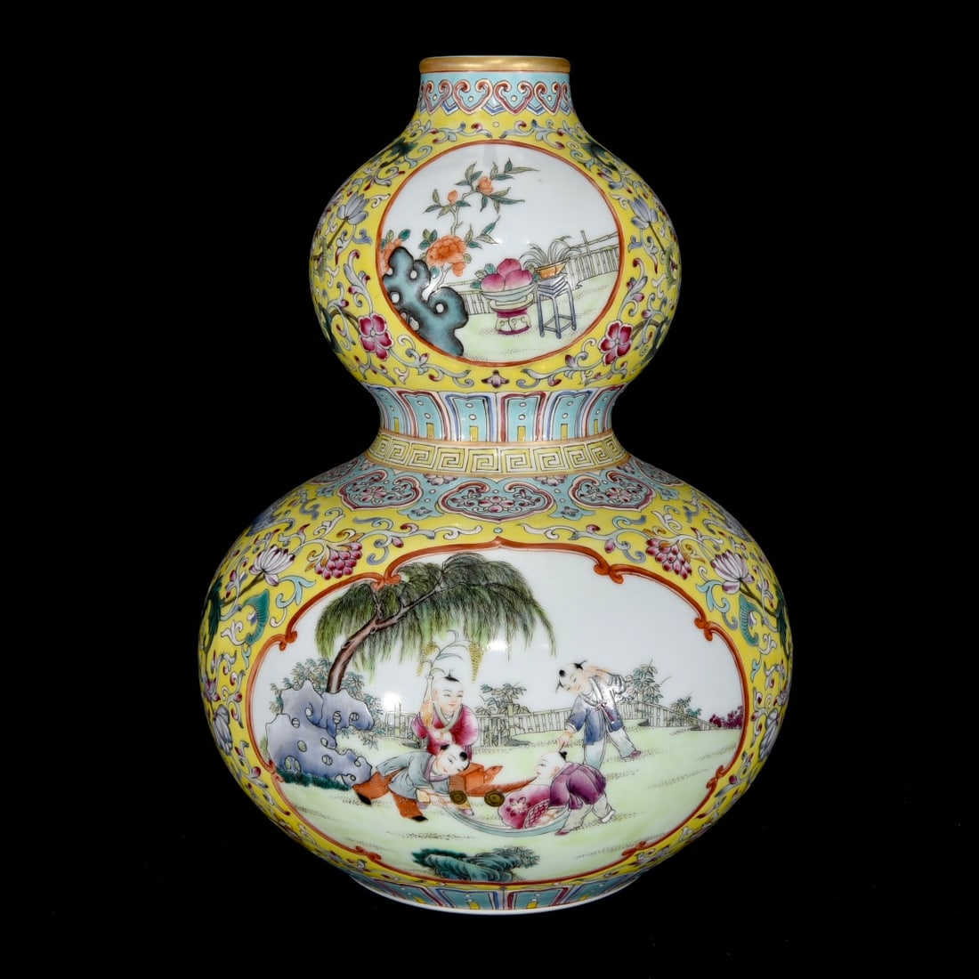 Chinese famille rose porcelain vase Qing dynasty Yongzheng Mark & Period: Size: Height 28.5 cm - Width 21 cm Materials: Porcelain Time Period: Qing dynasty Manufactured Date: Yongzheng Mark & Period Object: Chinese Antique ⛨ Purchase With Confidence ✔ Ver