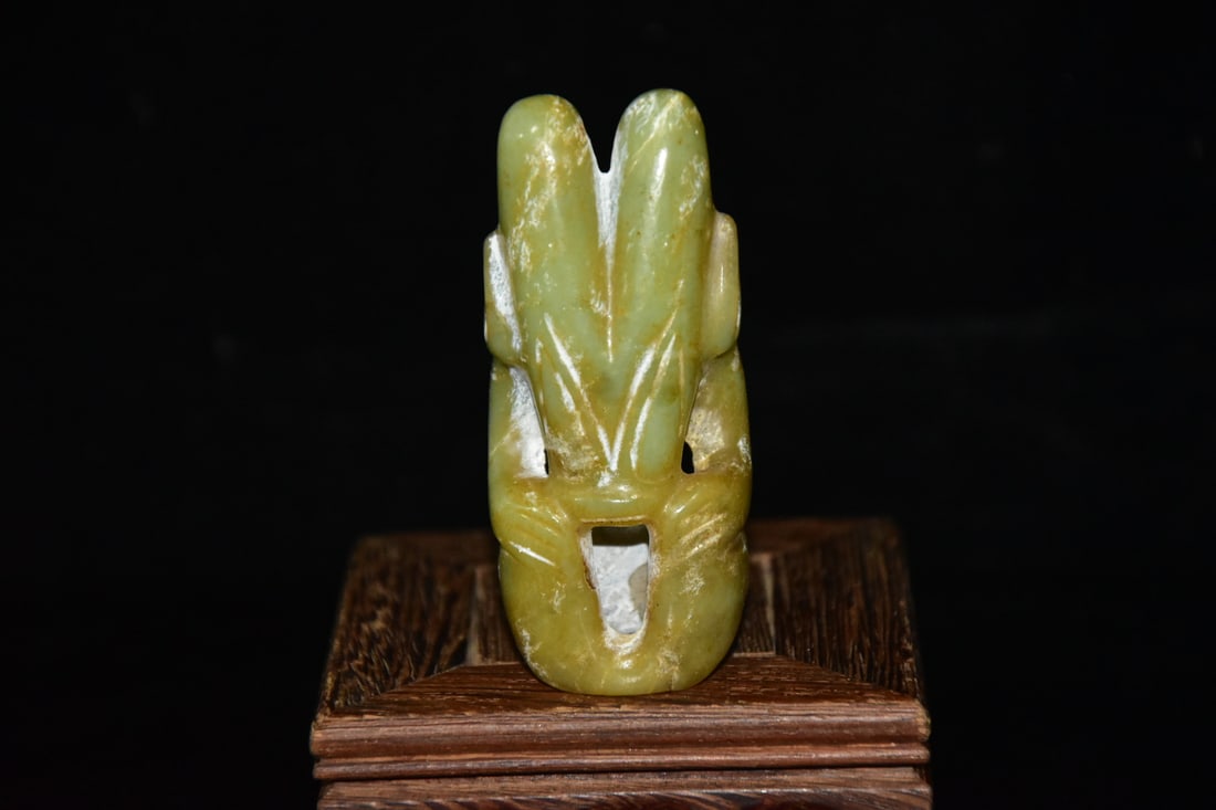 Chinese Hongshan culture jade carved ornaments: Size: Height 7.3 cm - Width 3.8 cm Materials: Natural Jade Time Period: Hongshan Culture Manufactured Date: 3000-BC Object: Chinese Antique ⛨ Purchase With Confidence ✔ Verified Auc