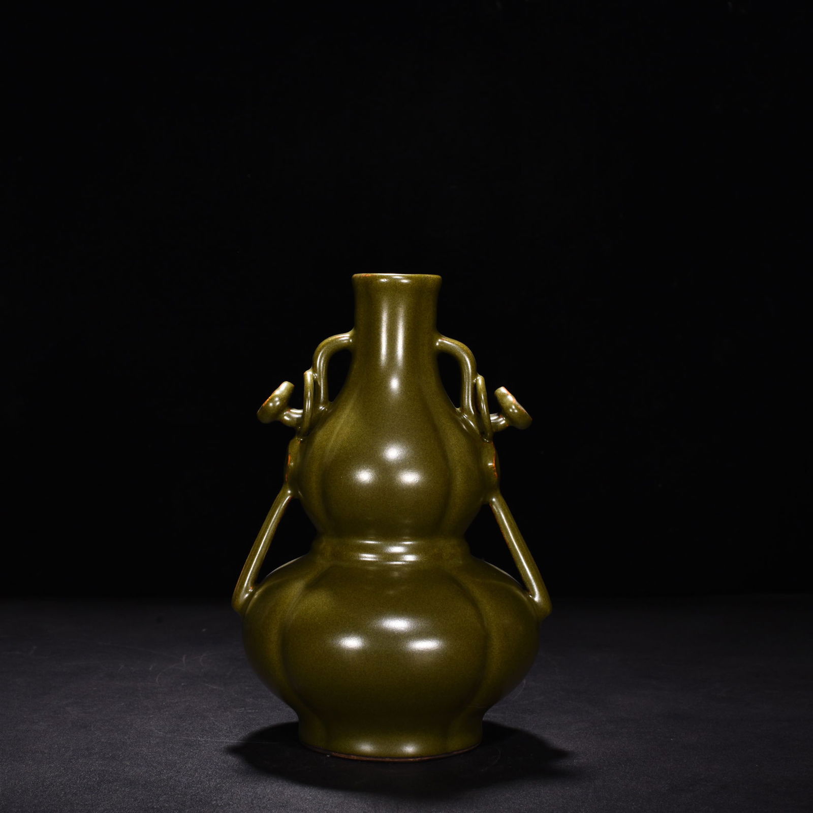 Qing Dynasty Qianlong tea powder-glazed Ruyi ear gourd vase (1 of 9)