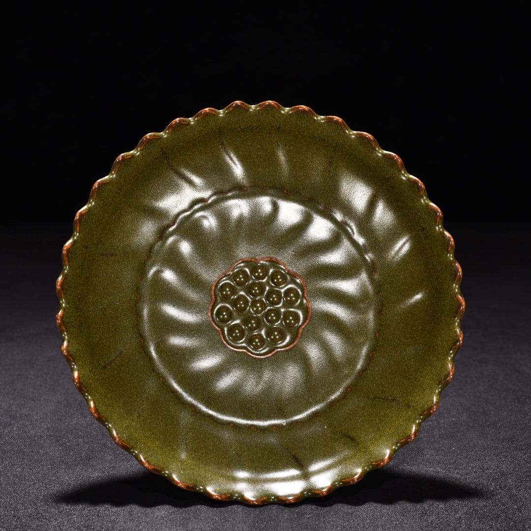Qing Dynasty Qianlong tea leaves glazed lotus petal plate: Size: Width 13 cm - Height 2.7 cm Materials: Porcelain Time Period: Qing dynasty Manufactured Date: Qianlong Mark & Period Object: Chinese Antique ⛨ Purchase With Confidence ✔ Verif