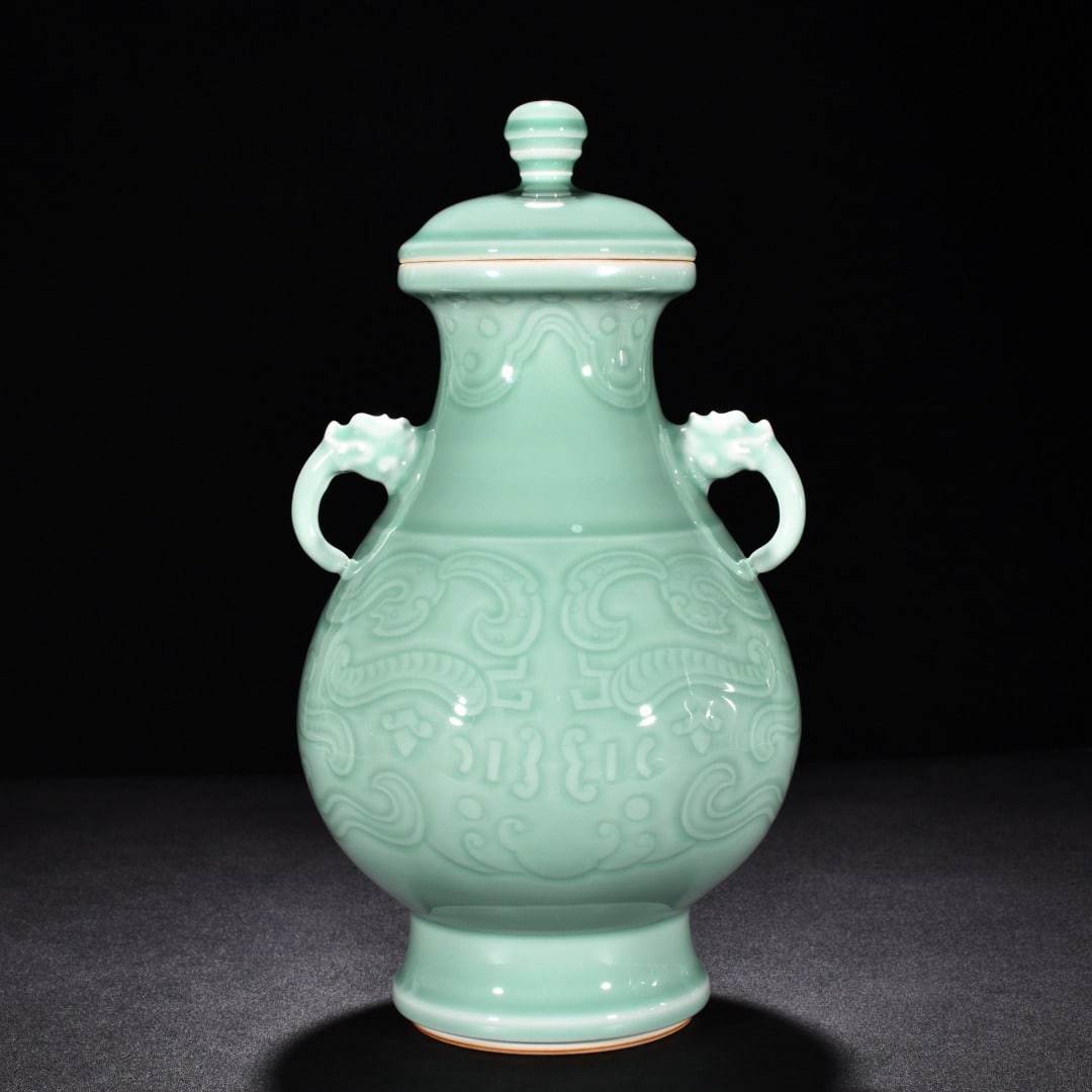 Qing Dynasty Qianlong bean green glaze with Ruyi elephant ear statue: Size: Height 32 cm - Width 14 cm Materials: Porcelain Time Period: Qing dynasty Manufactured Date: Qianlong Mark & Period Object: Chinese Antique ⛨ Purchase With Confidence ✔ Verifi