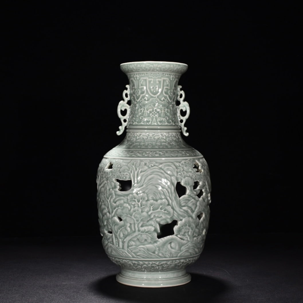 Qing Dynasty Qianlong hollow-carved pink-green glazed Fenglai instrument revolving vase: Size: Height 37 cm - Width 21 cm Materials: Porcelain Time Period: Qing dynasty Manufactured Date: Qianlong Mark & Period Object: Chinese Antique ⛨ Purchase With Confidence ✔ Verifi