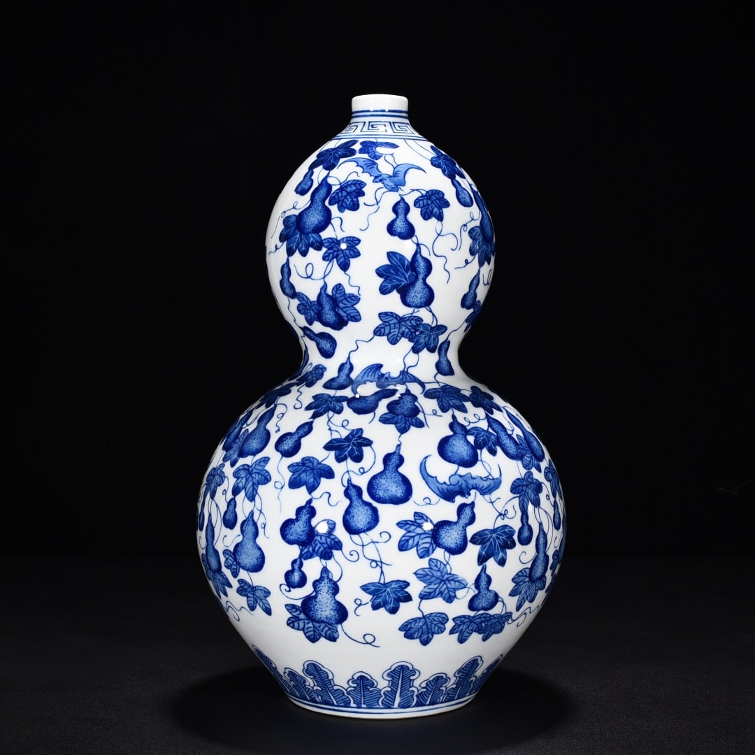 Qing Dynasty Qianlong Blue and white descendants gourd vase: Size: Height 33 cm - Width 19.5 cm Materials: Porcelain Time Period: Qing dynasty Manufactured Date: Qianlong Mark & Period Object: Chinese Antique ⛨ Purchase With Confidence ✔ Veri