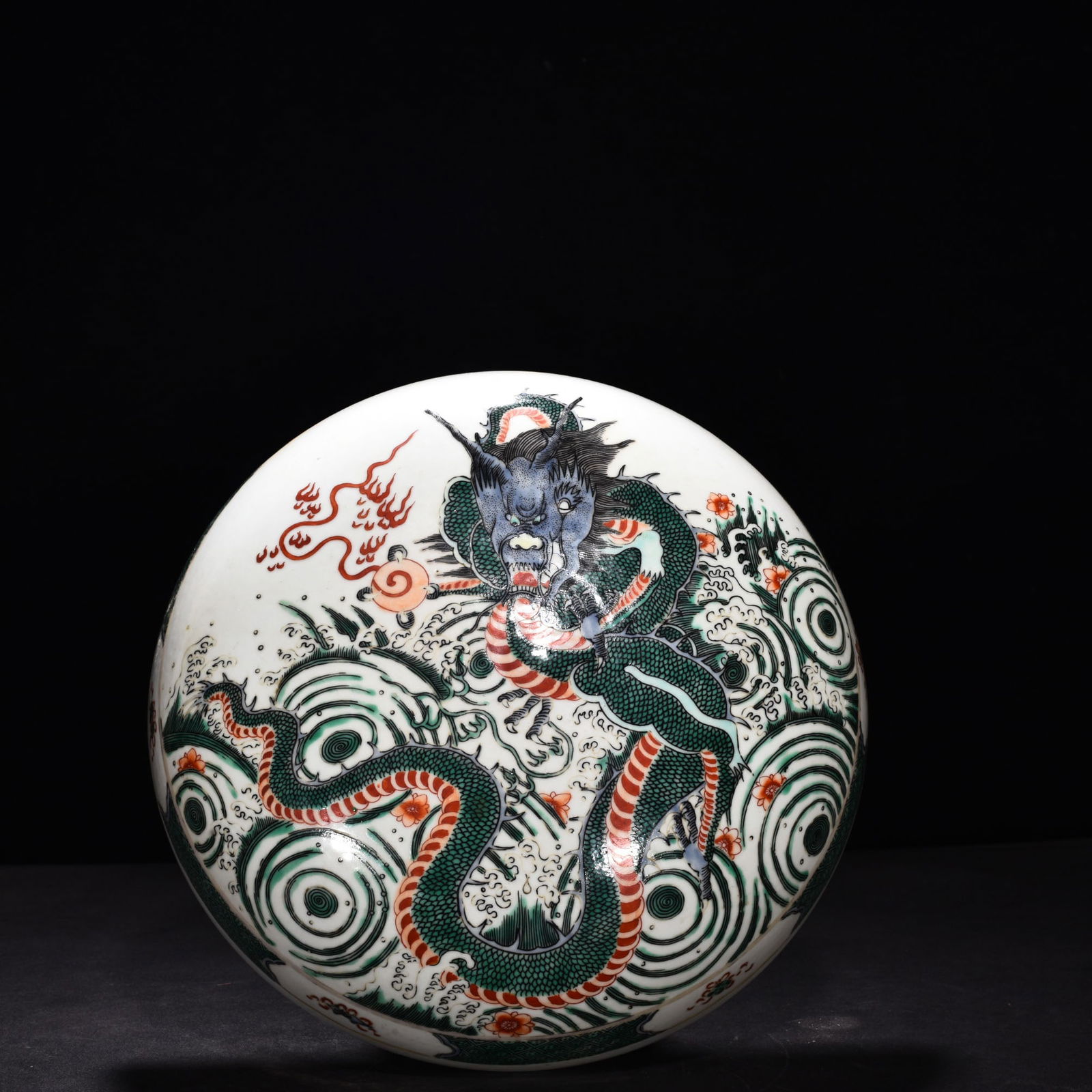 Chinese famille verte porcelain fruit box Qing dynasty Kangxi Mark & Period: Size: Width 27.5 cm - Height 14 cm Materials: Porcelain Time Period: Qing dynasty Manufactured Date: Kangxi Mark & Period Object: Chinese Antique ⛨ Purchase With Confidence ✔ Verifi