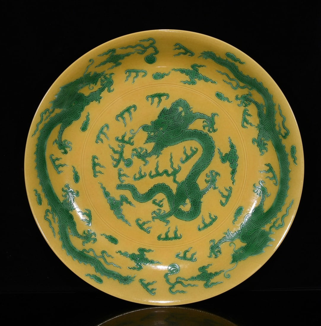 Qing Dynasty Kangxi yellow ground emerald green glaze dragon porcelain plate: Size: Width 34.5 cm - Height 5 cm Materials: Porcelain Time Period: Qing dynasty Manufactured Date: Kangxi Mark & Period Object: Chinese Antique ⛨ Purchase With Confidence ✔ Verifie