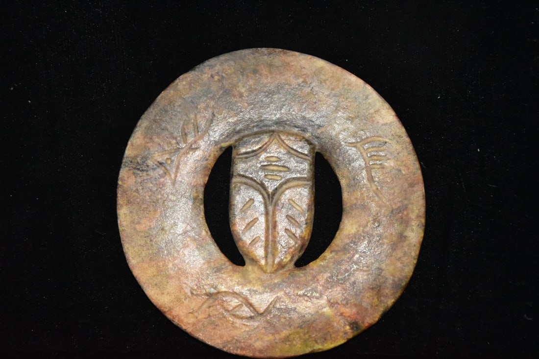 Chinese Hongshan culture jade carved ornaments: Size: Height 20.5 cm - Width 2 cm Materials: Natural Jade Time Period: Hongshan Culture Manufactured Date: 3000-BC Object: Chinese Antique ⛨ Purchase With Confidence ✔ Verified Auct