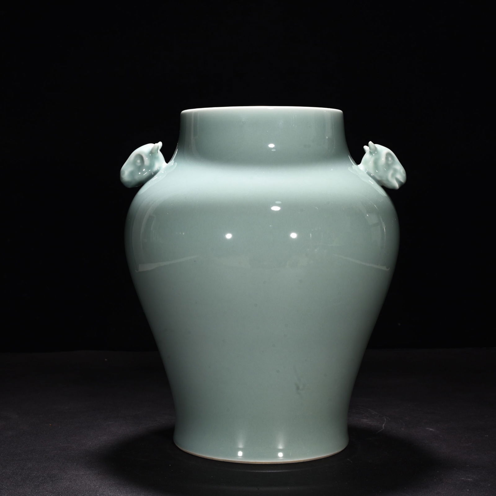 Qing Dynasty Yongzheng bean green glaze dog head jar: Size: Height 28.5 cm - Width 22.5 cm Materials: Porcelain Time Period: Qing dynasty Manufactured Date: Yongzheng Mark & Period Object: Chinese Antique ⛨ Purchase With Confidence ✔ V