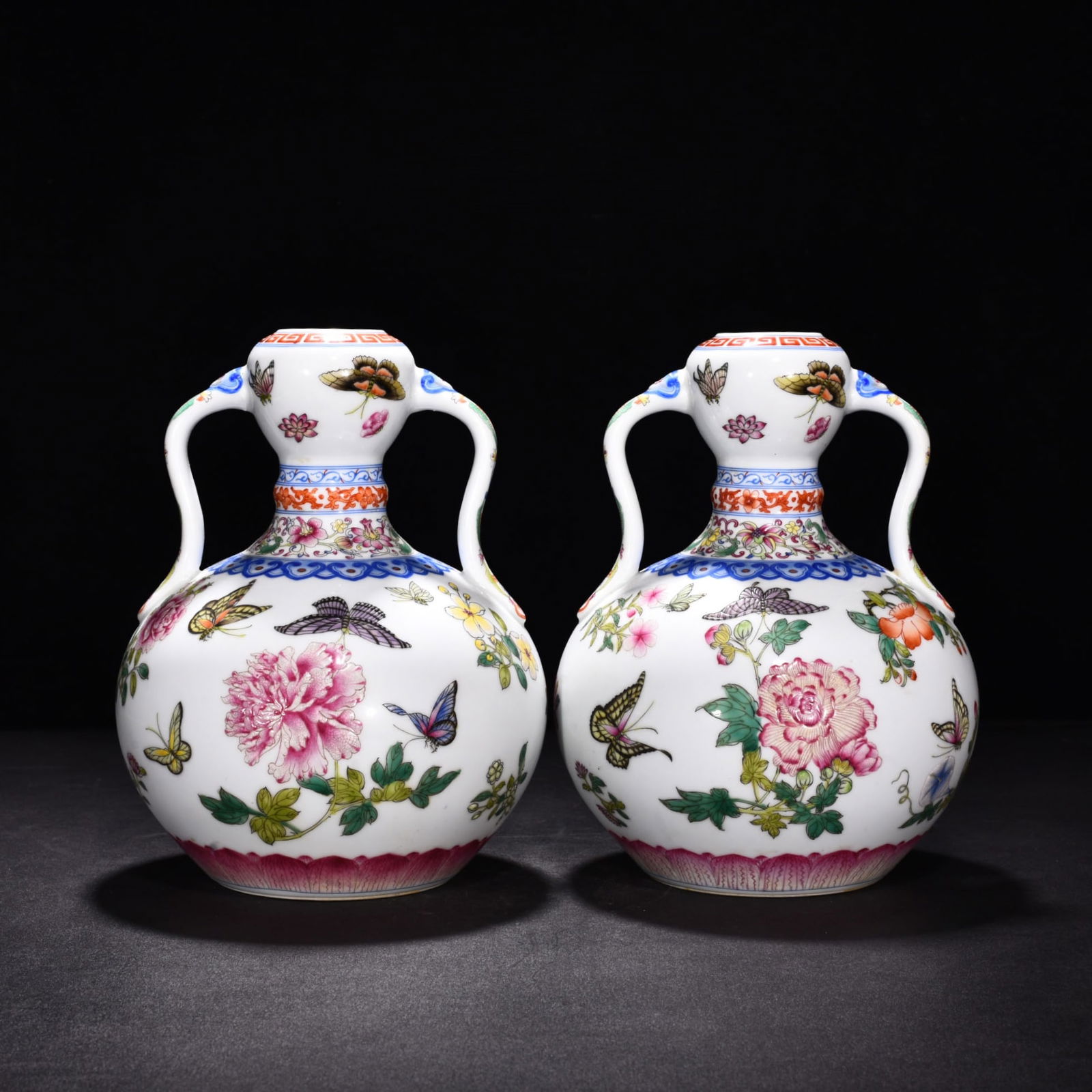 Qing Dynasty Yongzheng enamel butterfly love flower pattern Ruyi ear garlic vase: Size: Height 23.5 cm - Width 16.5 cm Materials: Porcelain Time Period: Qing dynasty Manufactured Date: Yongzheng Mark & Period Object: Chinese Antique ⛨ Purchase With Confidence ✔ V