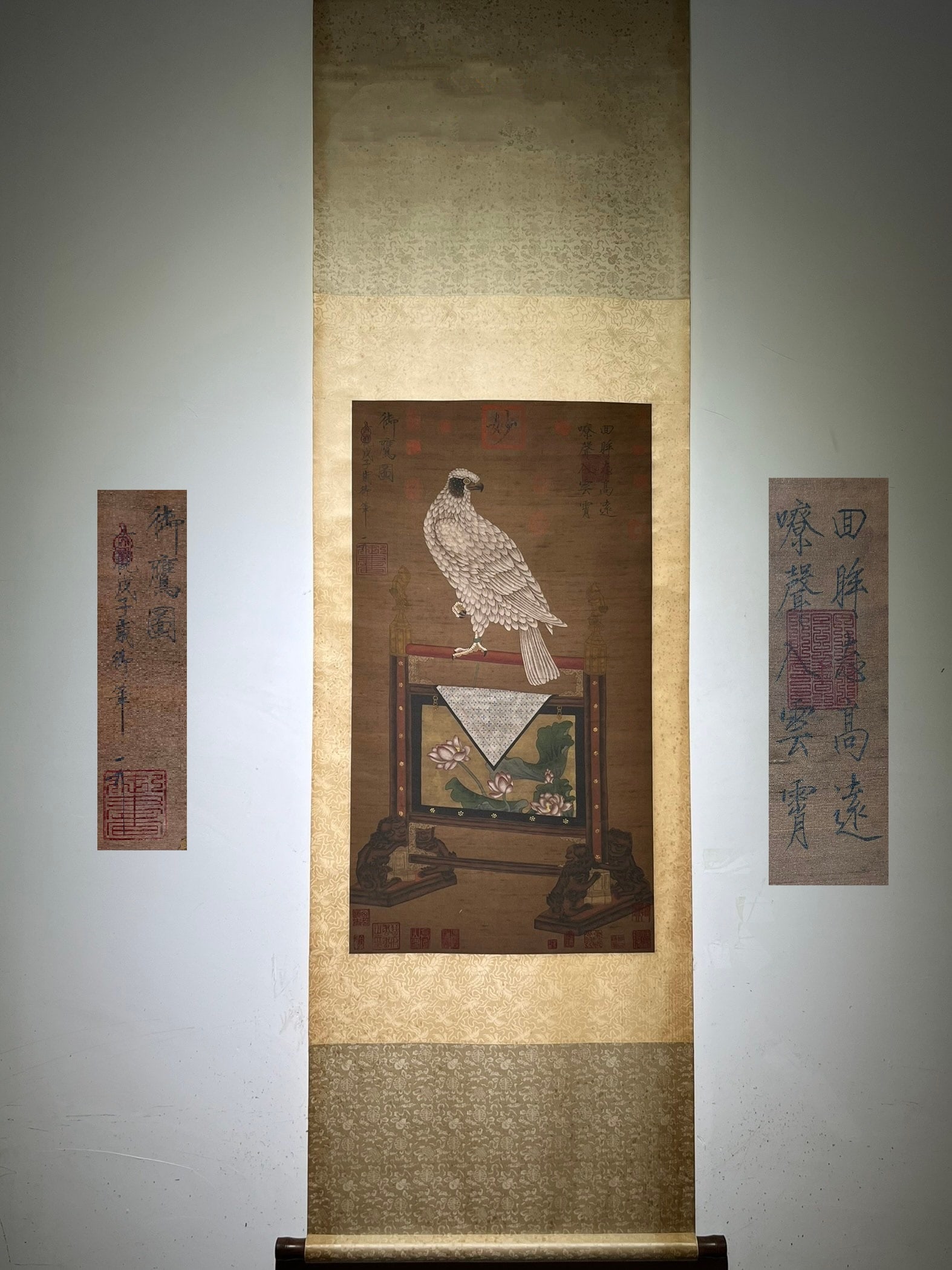 Chinese scroll painting Song dynasty Emperor Huizong of Song: Size: Height 91 cm - Width 52 cm Materials: Silk Time Period: Song Dynasty Manufactured by: Emperor Huizong of Song Object: Chinese Antique A fine silk hand-painted painting of Emperor Huizong of Song