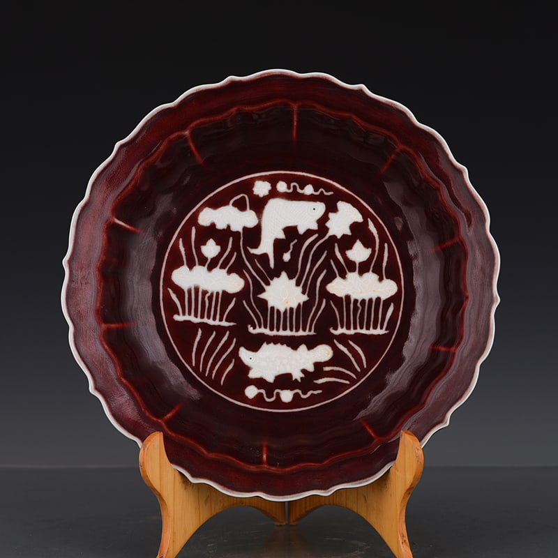 Ming Dynasty Xuande ruby red glaze engraved fish and algae pattern rhombus edge folding plate: Size: Width 27.5 cm - Height 5 cm Materials: Porcelain Time Period: Ming dynasty Manufactured Date: Xuande Mark & Period Object: Chinese Antique ⛨ Purchase With Confidence ✔ Verifie