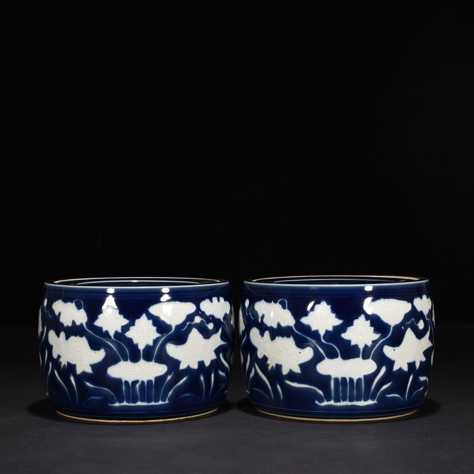 Ming Dynasty Xuande Festival blue-glazed fish and algae pattern cricket jar: Size: Height 9 cm - Width 14 cm Materials: Porcelain Time Period: Ming dynasty Manufactured Date: Xuande Mark & Period Object: Chinese Antique ⛨ Purchase With Confidence ✔ Verified