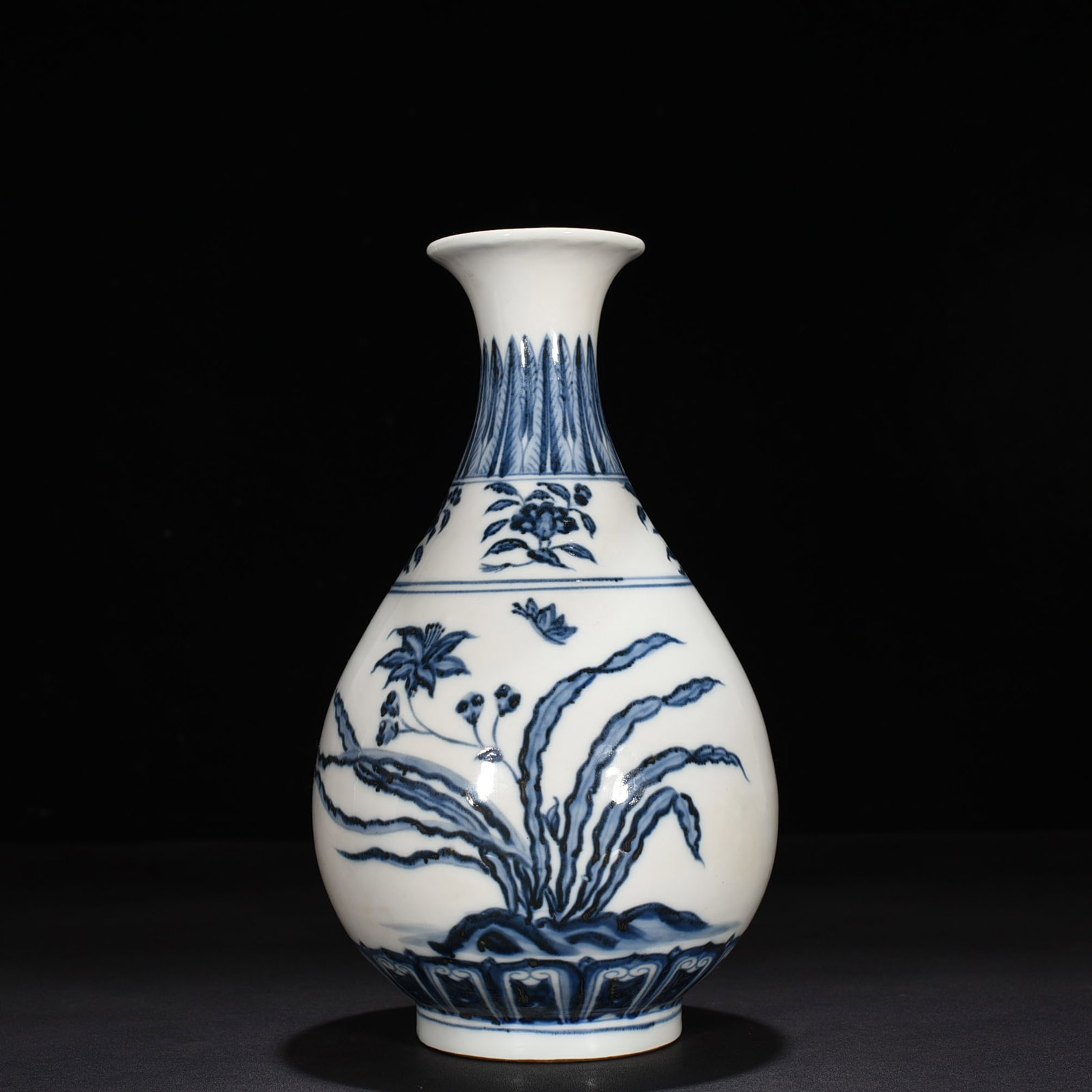 Ming Dynasty Xuande blue and white daylily pattern jade pot spring vase: Size: Height 32 cm - Width 16 cm Materials: Porcelain Time Period: Ming dynasty Manufactured Date: Xuande Mark & Period Object: Chinese Antique ⛨ Purchase With Confidence ✔ Verified