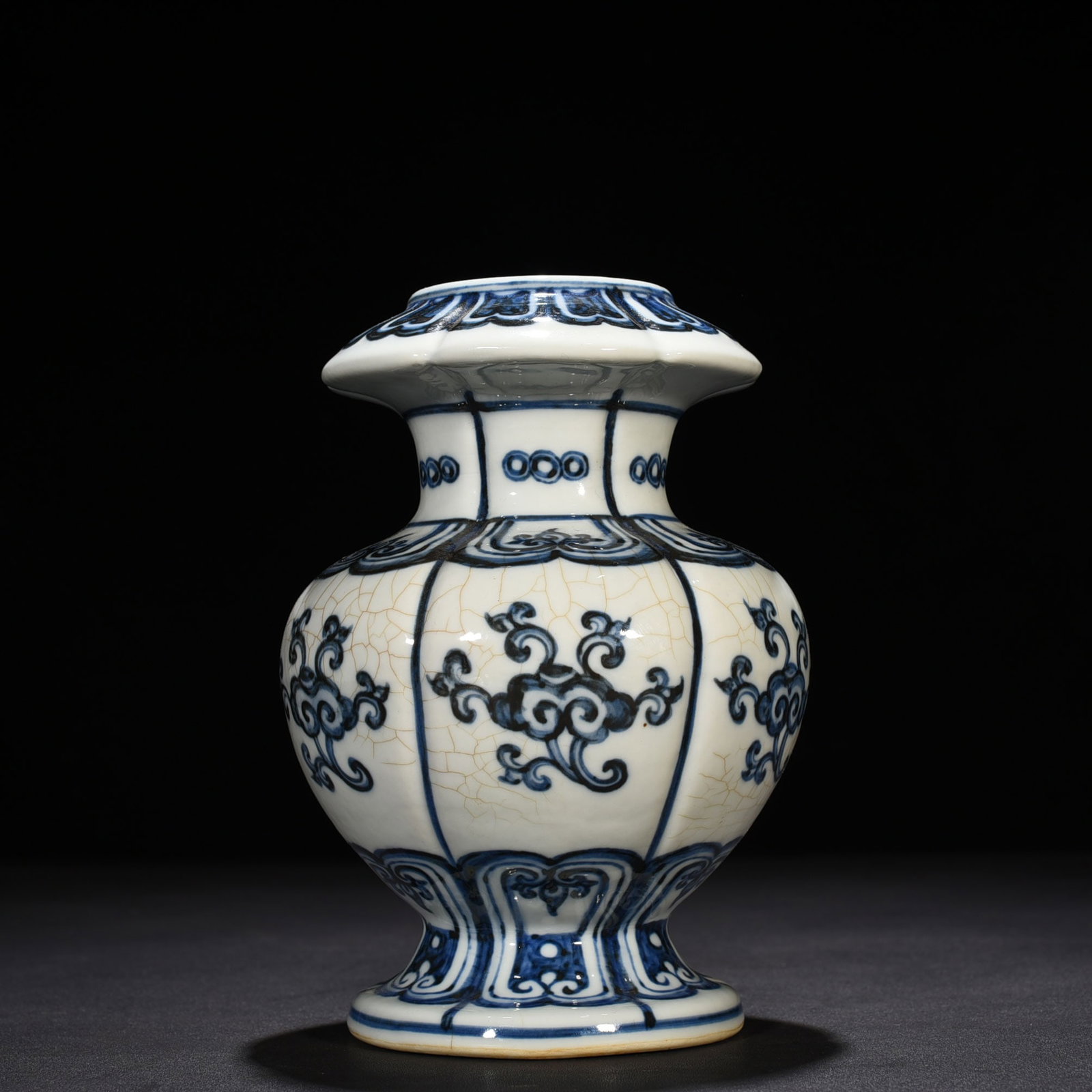 Ming Dynasty Xuande blue and white ganoderma pattern pomegranate statue: Size: Height 20 cm - Width 13 cm Materials: Porcelain Time Period: Ming dynasty Manufactured Date: Xuande Mark & Period Object: Chinese Antique ⛨ Purchase With Confidence ✔ Verified