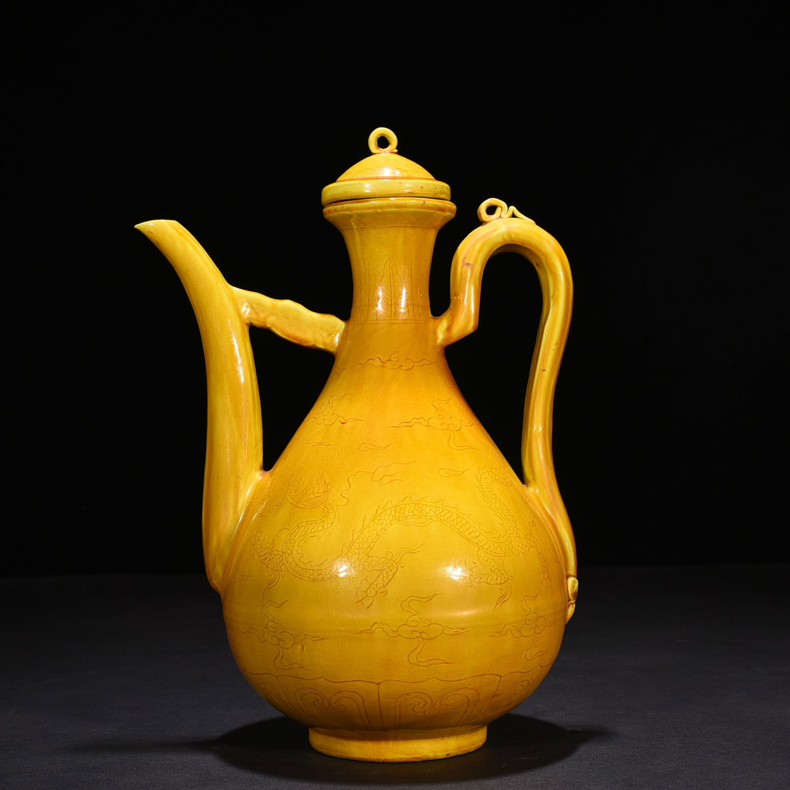 Ming Dynasty Hongzhi jiaoyellow glaze engraved dragon and phoenix pattern ewer (1 of 8)