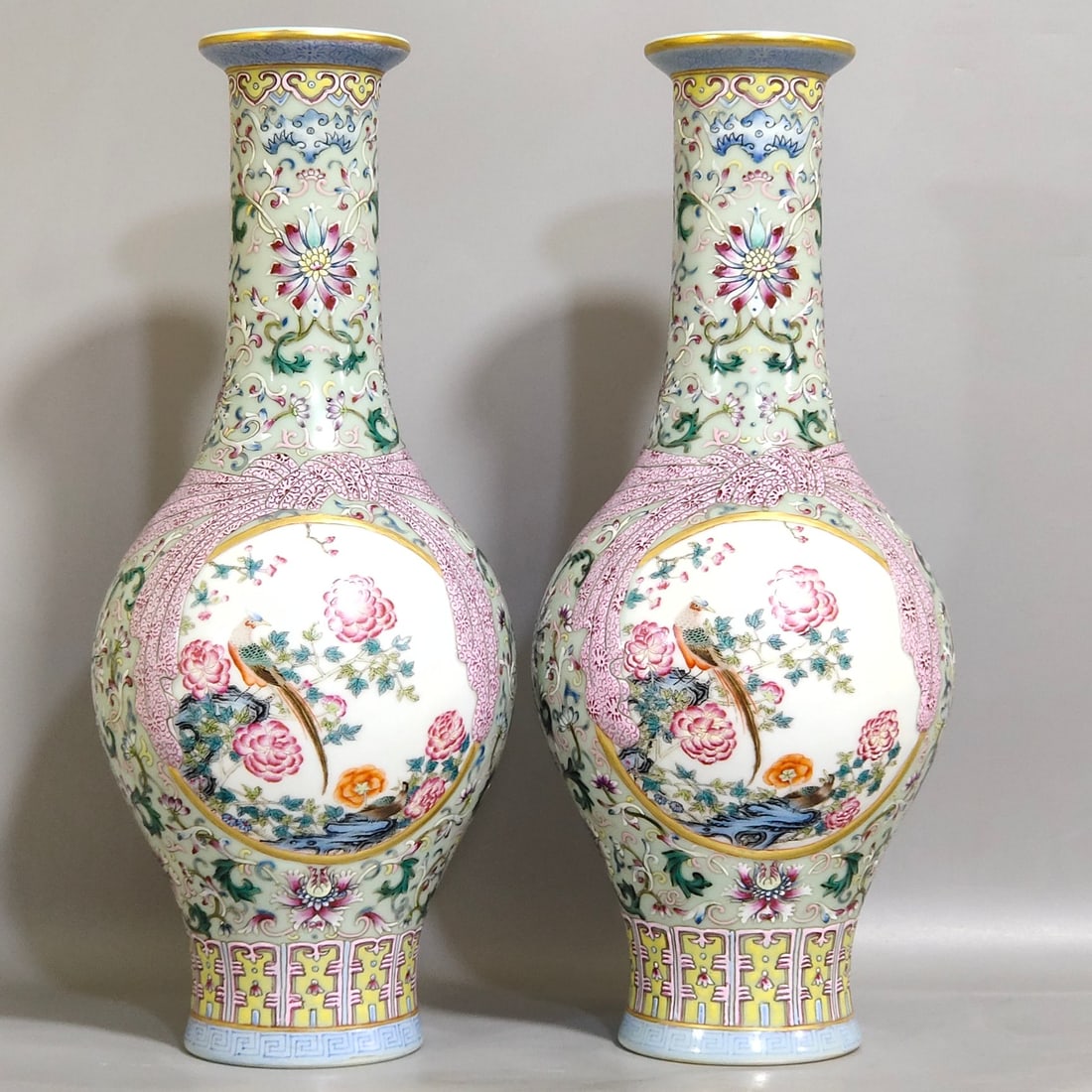 Qing Dynasty Jiaqing bean green glaze flower and bird baggage vase (1 of 9)