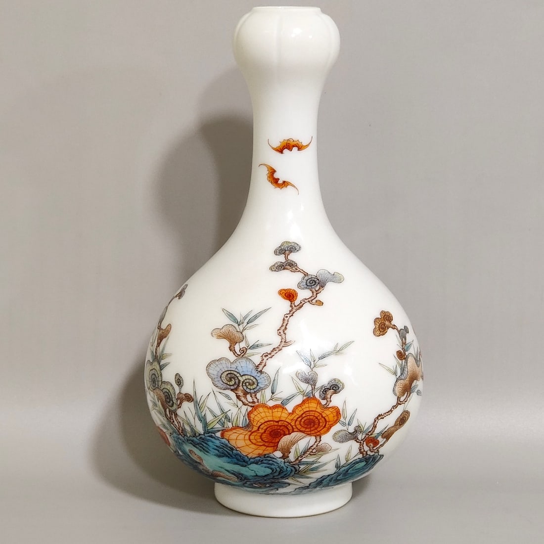 Qing Dynasty Yongzheng Wufu Ganoderma lucidum garlic bottle (1 of 9)